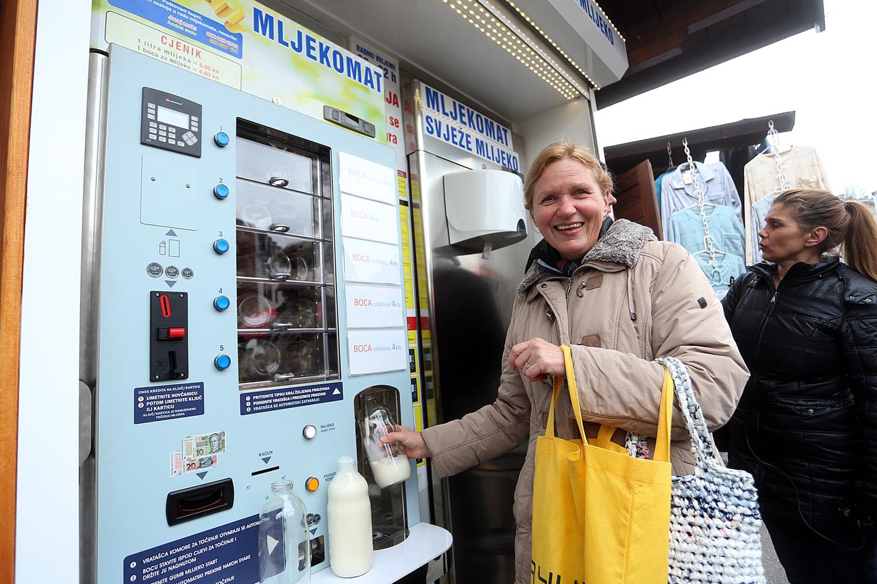 26.02.2016., Zagreb - Na Trznici Jarun pusten je u rad mljekomat farme muznih krava OPG Hrust.  Photo: Goran Stanzl/PIXSELL