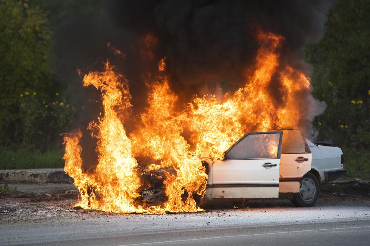 Auto o plamenu