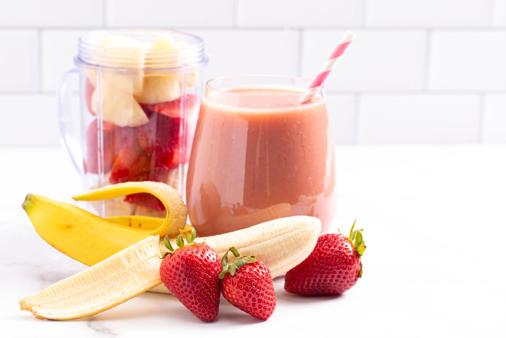 Smoothie od jagode i banane: U blender ubacite šalicu jagoda, jednu bananu, jogurt i malo meda. Po želji dodajte i par kockica leda kako biste dobili ledeno osvježenje. Jogurt možete zamijeniti i bilo kojem biljnim mlijekom.