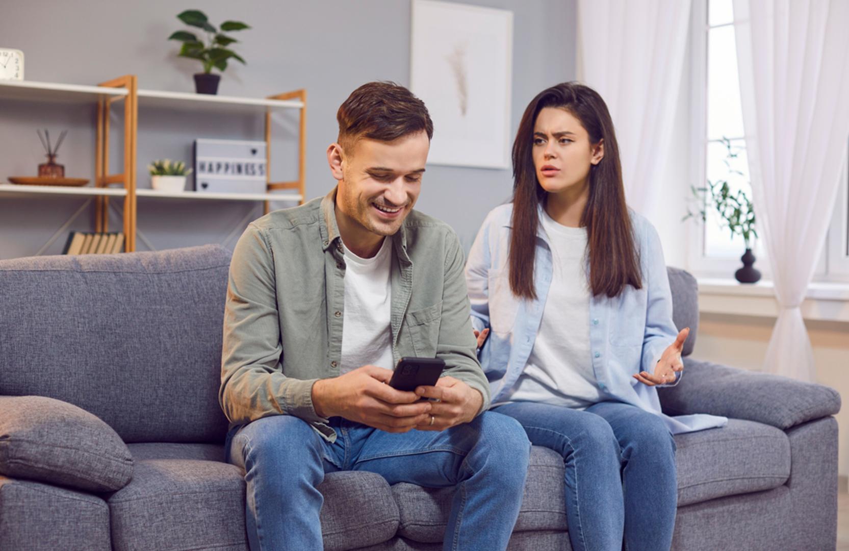 Korištenje mobitela: Ako partner neposredno prije seksa neprestano pregledava poruke, društvene mreže ili odgovara na poslovne e-mailove, žena može steći dojam da nije prioritet. Takvo ponašanje ostavlja dojam nezainteresiranosti i može narušiti osjećaj bliskosti koji je važan za intimnost. Dovoljno je maknuti mobitel iz ruke i svu pažnju usmjeriti na partnericu. Takva jednostavna gesta pokazuje da vam je zajednički trenutak važniji od obavijesti na ekranu te može pridonijeti opuštenijoj i intimnijoj atmosferi. 