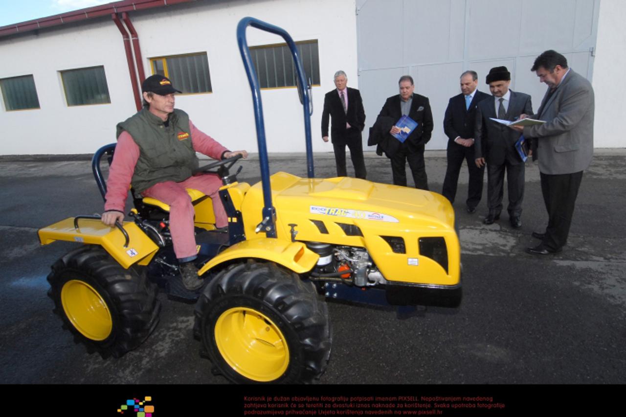 '09.01.2012., Bjelovar - Abdul Rahman, predstavnik iracke tvrtke i Jahim Daher savjetnik za gospodarstvo hrvatskog ambasadora u Iraku obisli su tvrtku Hittner i sa vlasnikom Stjepanom Hittnerom  ulaze