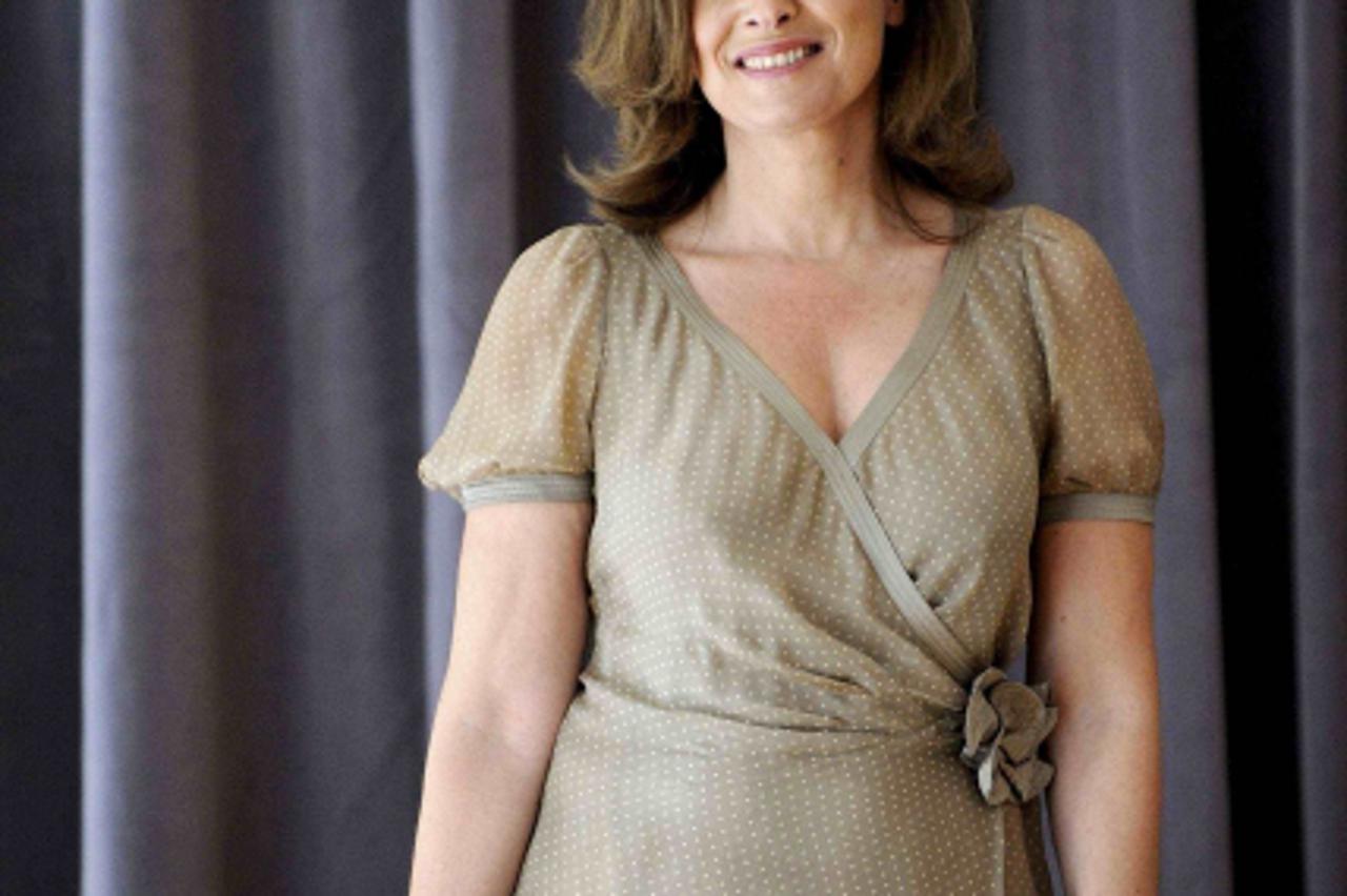 'Valerie Trierweiler, companion of France\'s President Francois Hollande, is seen during a visit to the Gary Corner Youth Center in Chicago, May 20, 2012.    REUTERS/Olivier Douliery/Pool (UNITED STAT