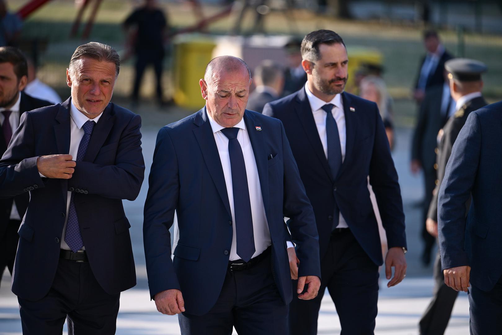 Kao i svake godine, Knin je lijepo uređen, a kuće i zgrade ukrašene su hrvatskim zastavama. Već od 6 sati, u grad na proslavu dana ponosa i slave, dolaze brojni građani iz gotovo svih dijelova Hrvatske, a danas ih se očekuje desetak tisuća.
