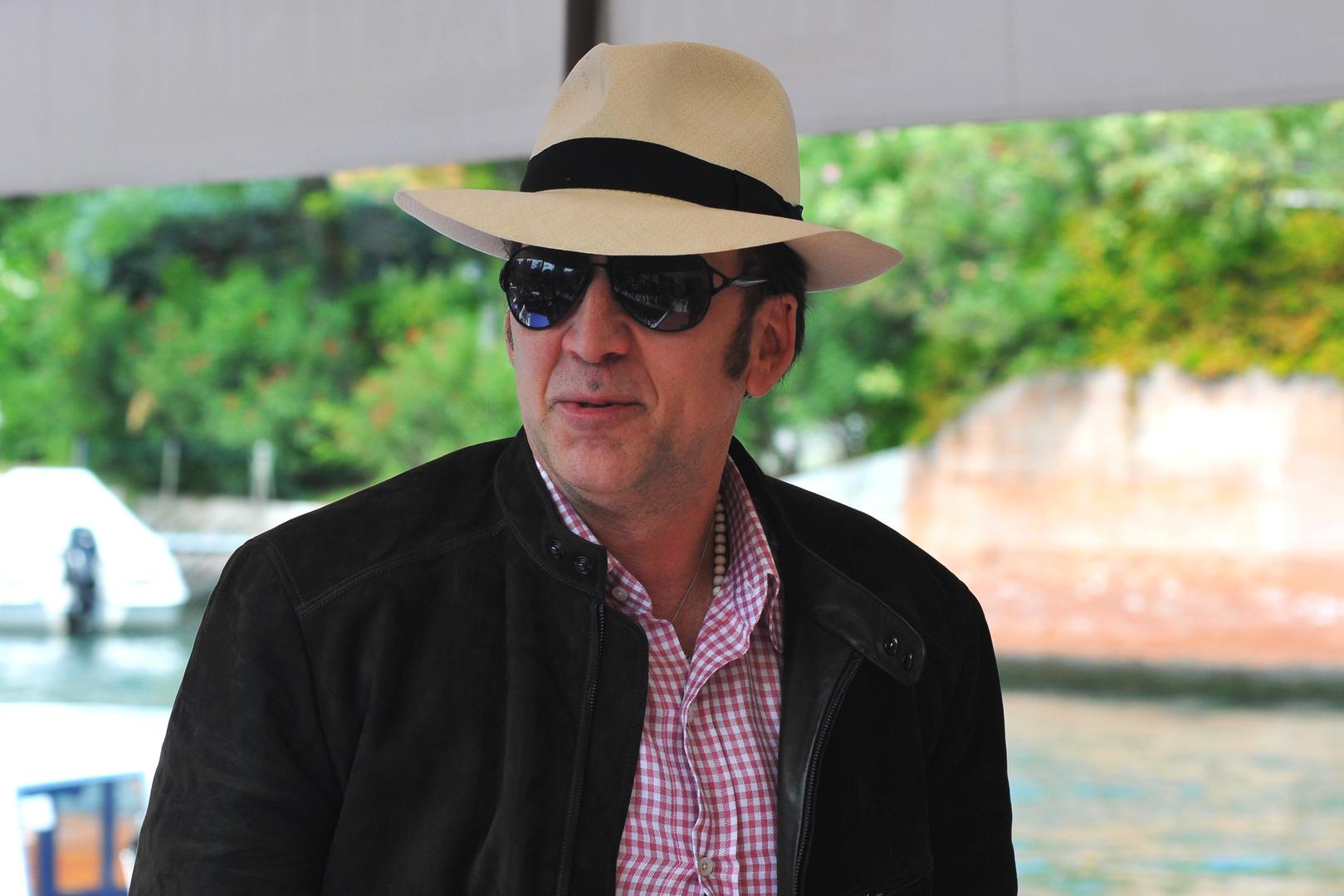 Nicolas Cage zbog potrebe i želje da ima ekstravagantne stvari i suvenire ovaj glumac se doveo do prosjačkog štapa. Kupovao je kosti dinosaura, imao dvorac, zrakoplov, otoke, 50 automobila,30 motora,  kupovao je sve i svašta i pravio se da porez ne postoji. Poreznoj je bio dužan 13 milijuna dolara, a od potpune propasti uspio ga je spasiti financijski menadžer koji ga je prisilio da proda većinu nekretnina. Tako je Nicolas sa 150 milijuna dolara pao na 18 milijuna.