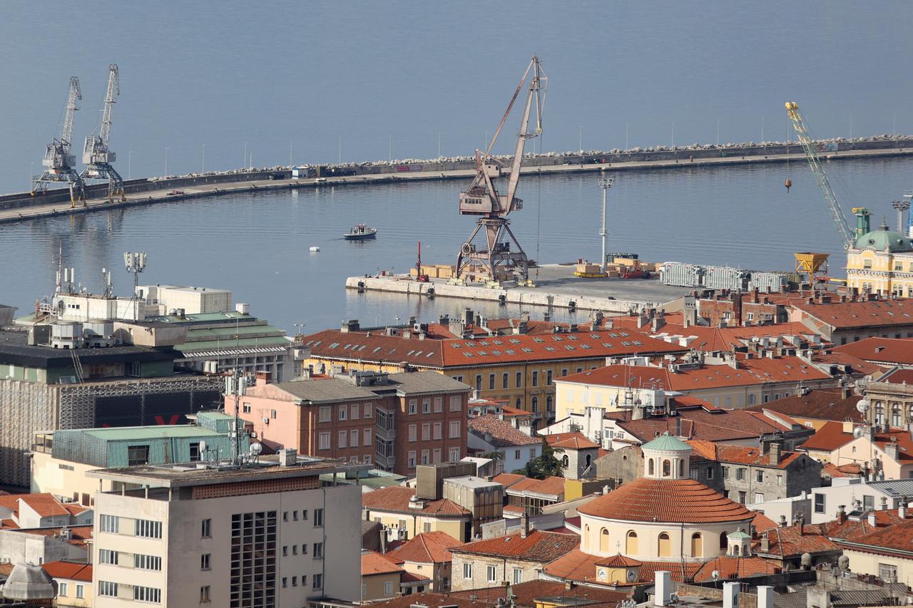 Rijeka: Počela operacija vađenja mine iz podmorja luke