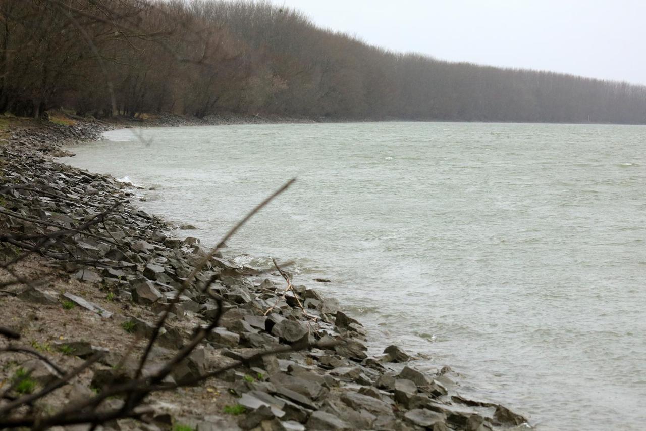 Karavukovo: U Dunavu pronađena tijela dvaju migrantica, za četiri osobe se još traga