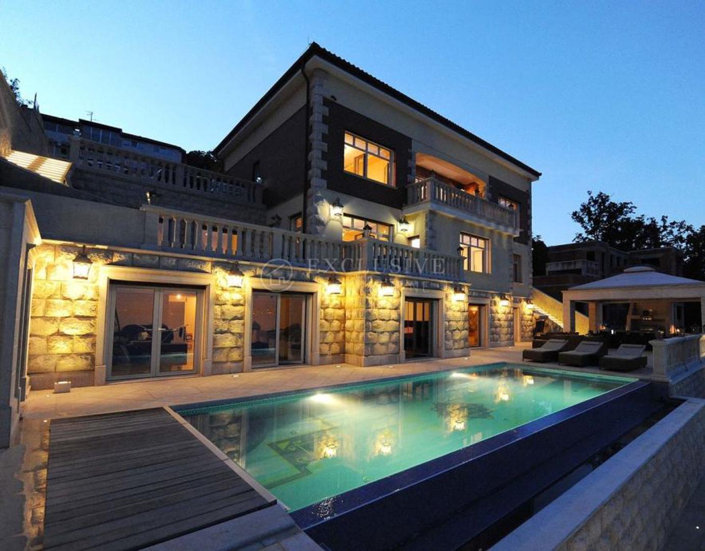 U samom centru Opatije, uz šetnicu Lungomare, prodaje se ekskluzivna vila koja se po svojoj lokaciji, uređenju i opremljenosti ubraja među najposebnije nekretnine na Jadranu. 