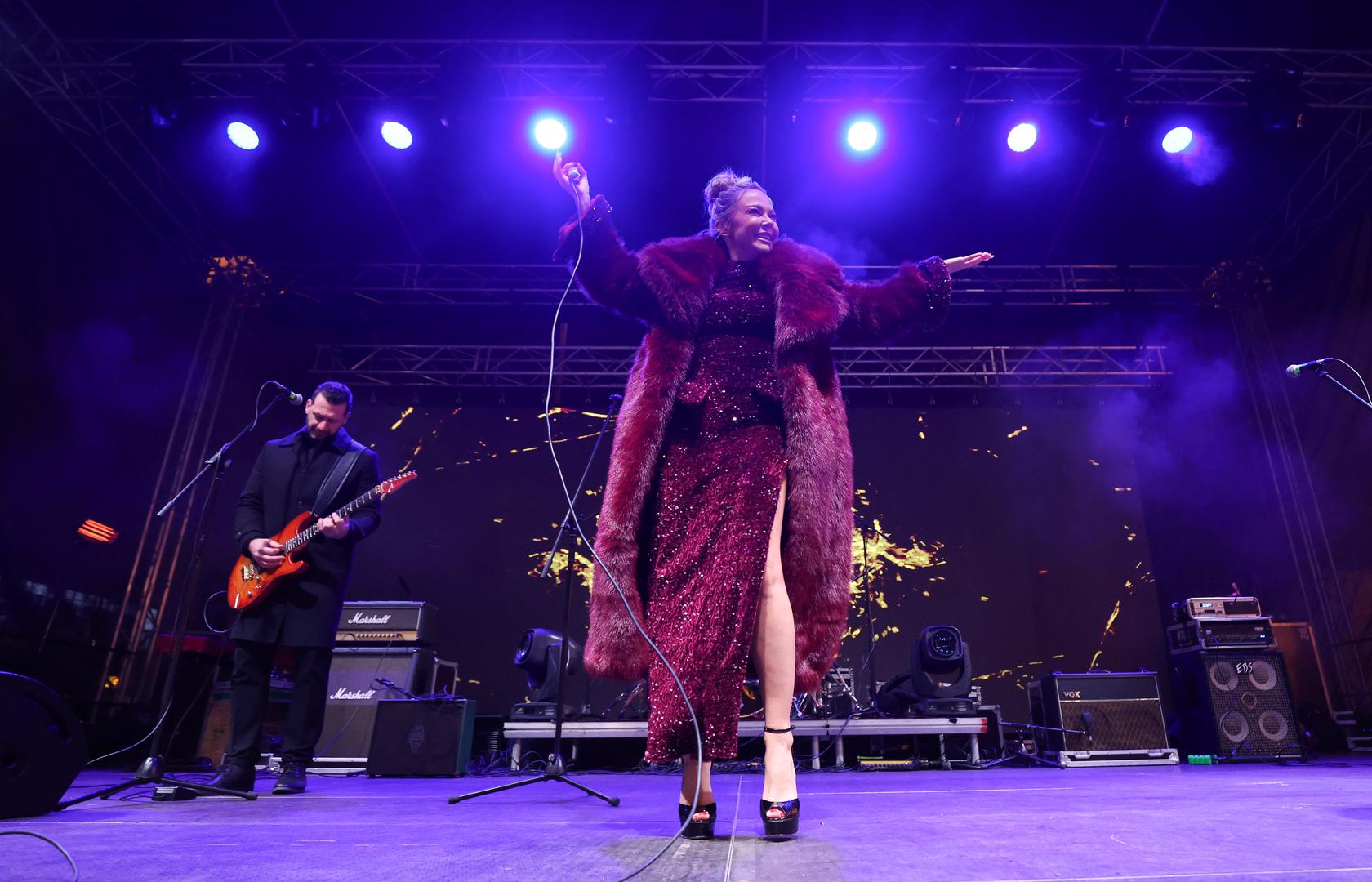 Popularna pjevačica zablistala je u elegantnoj, svjetlucavoj haljini, dok je mali Bloom bio odjeven u preslatko svečano izdanje koje je raznježilo i izmamilo osmijehe mnogih. Vidno raspoloženi, majka i sin strpljivo su pozirali fotografima, a društvo im je pravio dugogodišnji voditelj Dnevnika Nove TV Saša Kopljar.