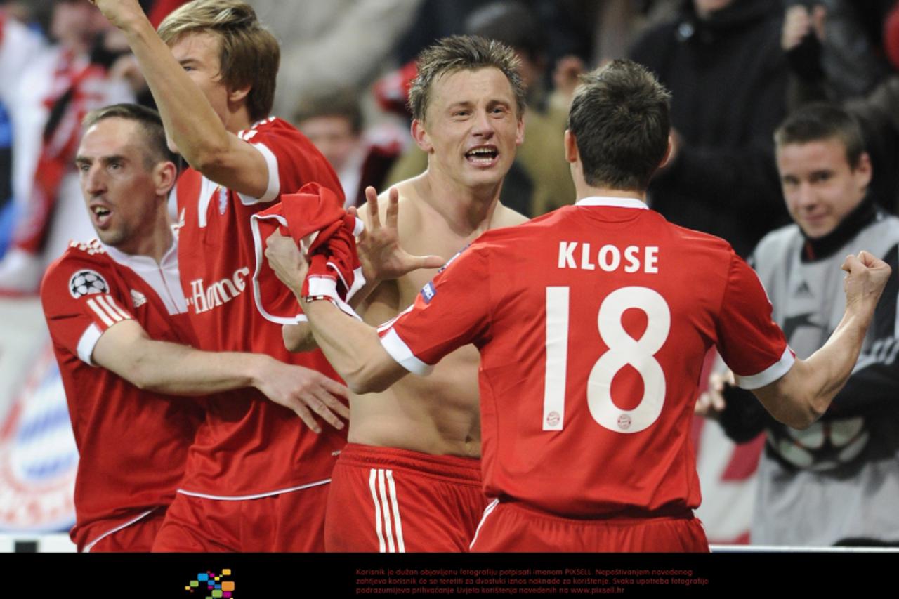 'Riesen Jubel beim FC Bayern. Ivica Olic (FC Bayern Muenchen) erzielt in der Nachspielzeit den 2:1 Siegtreffer. Muenchen, 30.03.2010, UEFA Champions League, FC Bayern Muenchen - Manchester United, Fot