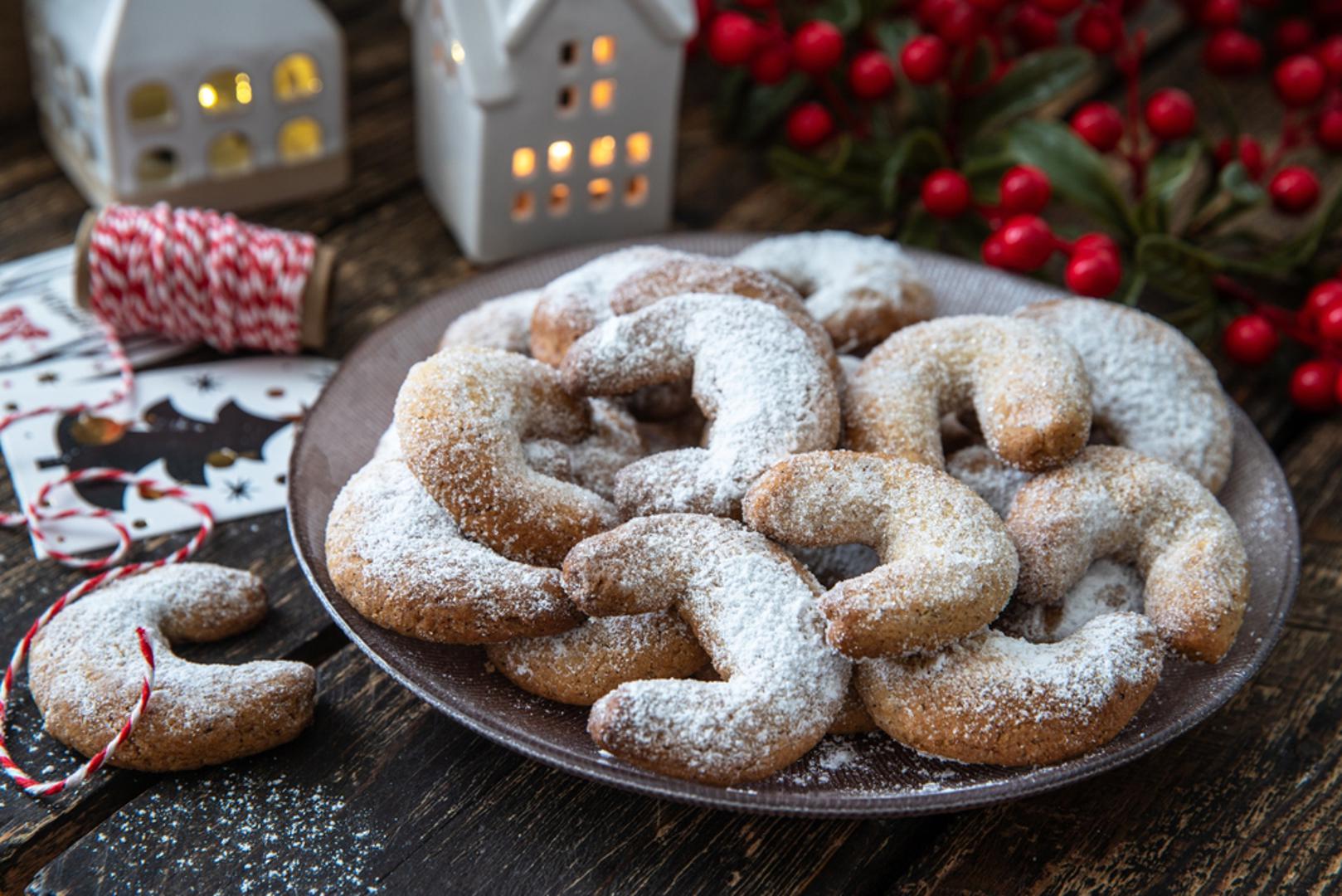 Vanilin kiflice: Vanilin kiflice su klasik koji se prepoznaje po prhkosti i mirisu vanilije koji ostaje na prstima. Najčešće se rade od tijesta s mljevenim orašastim plodovima, a nakon pečenja se uvaljaju u vanilin šećer dok su još tople. Upravo taj korak im daje prepoznatljivu 'snježnu' završnicu i nježan okus koji se topi u ustima. 