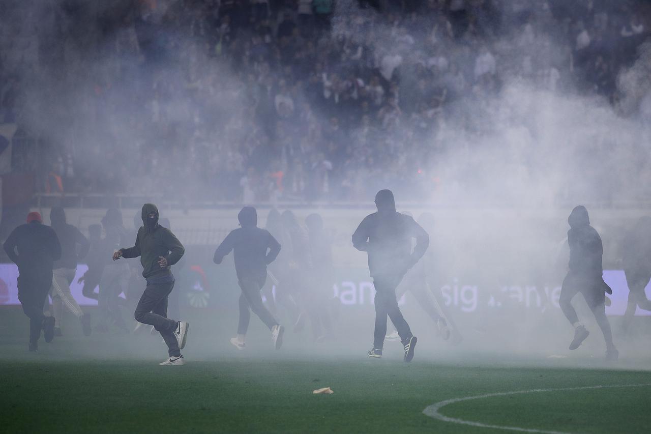 Kaos na Poljudu: Torcida upala na teren, igrači pobjegli u tunel! Specijalci tjerali huligane