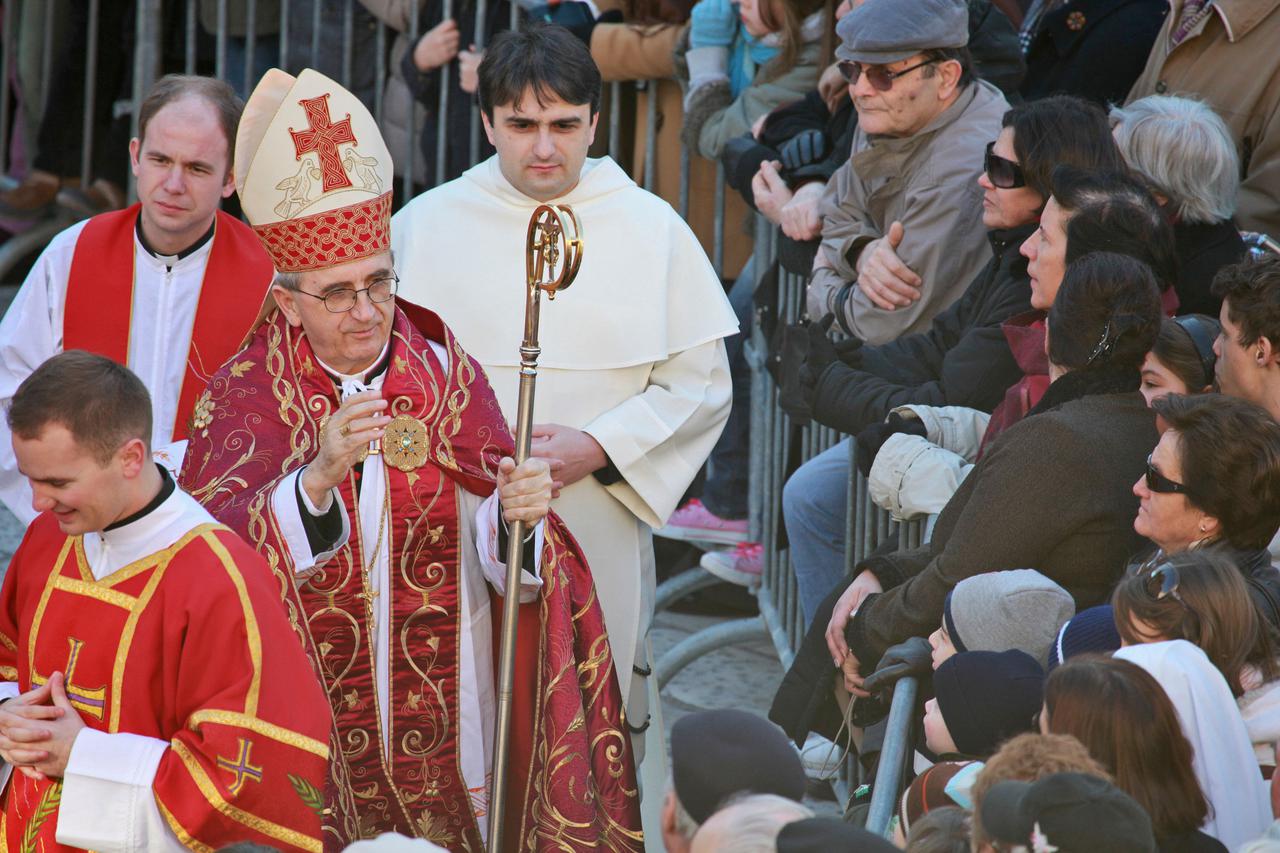 02.02.2010., Dubrovnik - Pustanjem bijelih golubica, podizanjem barjaka i zvucima himne dubrovackog parca svecano je otvorena 1038. Festa svetog Vlaha. Dubrovacki biskup, msgr. Zelimir Puljic tradicionalno je procitao Laus, simbolicno primio darove, plodo