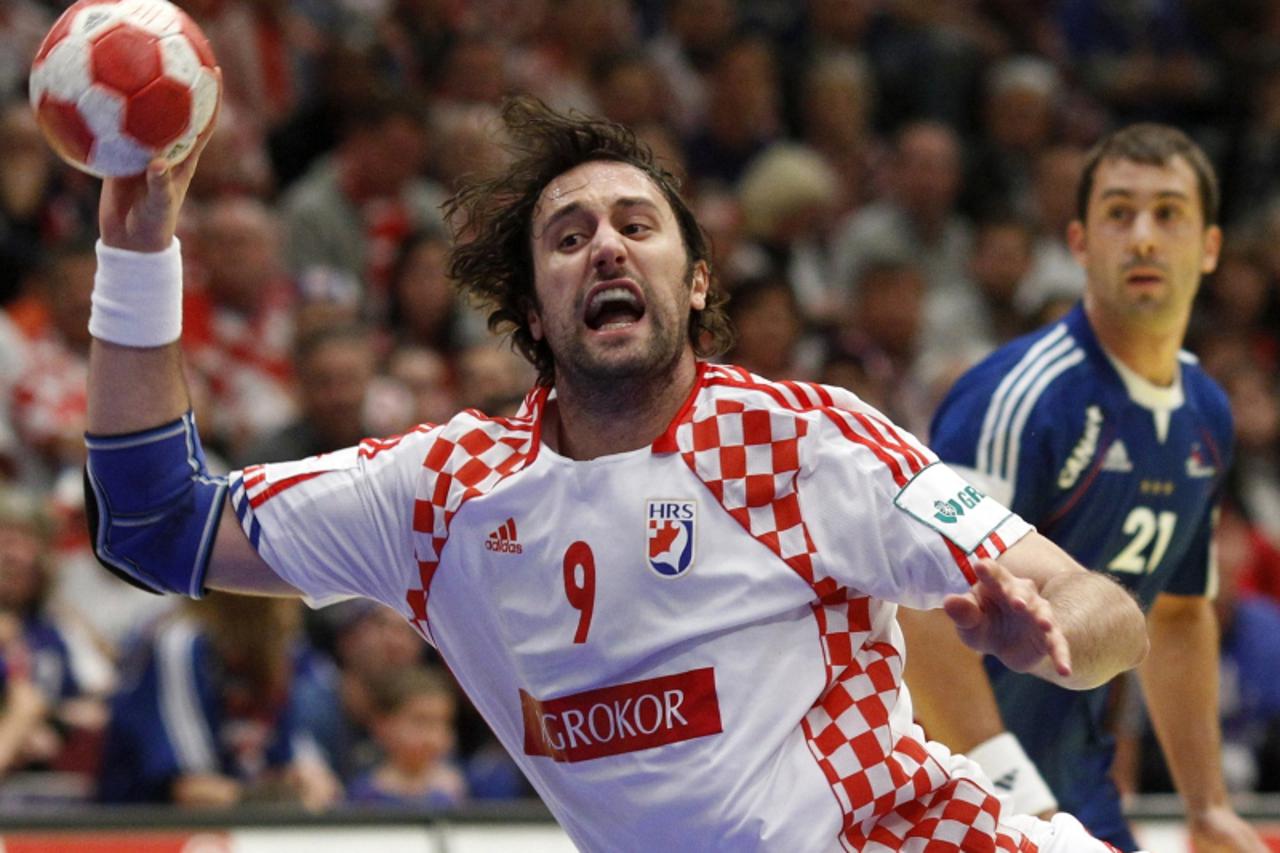 'Croatia\'s Igor Vori (L) attempts to score next to France\'s Michael Guigou during their Men\'s European Handball Federation Championship final match in Vienna January 31, 2010. REUTERS/Murad Sezer (