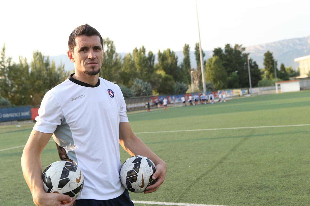 Split: Vratar Zlatko Runje na treningu s mladim uzrastima na pomo?nom terenu na Poljudu