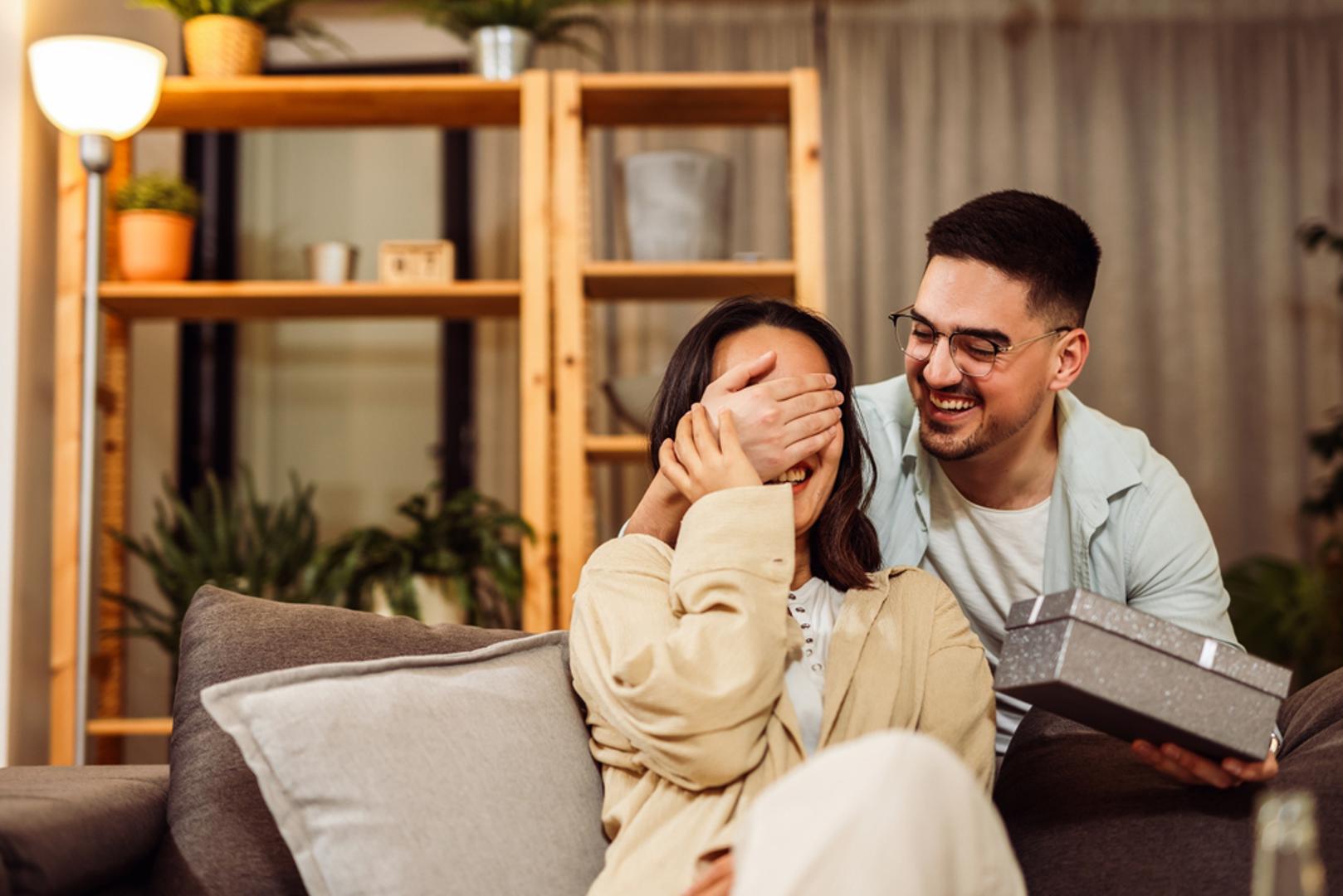 'Love bombing': Partner vas zatrpava pažnjom i komplimentima, no sve djeluje 'predobro da bi bilo istinito'. Često iza toga ne stoji stvarna povezanost, već manipulacija, kažu stručnjaci. Osoba brzo prelazi iz krajnosti u krajnost – od savršenog ugođaja do iznenadnih sukoba.