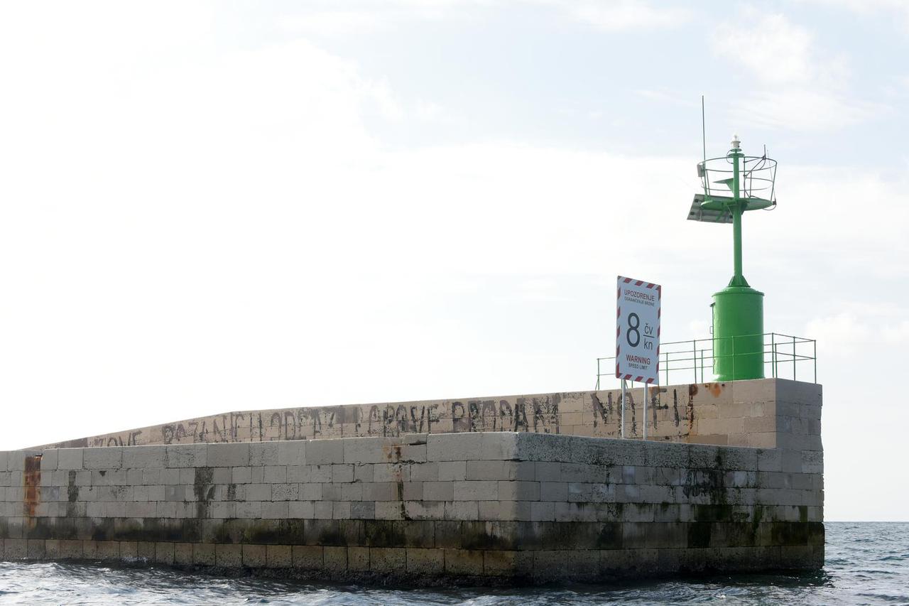 Pula: Pulski lukobran