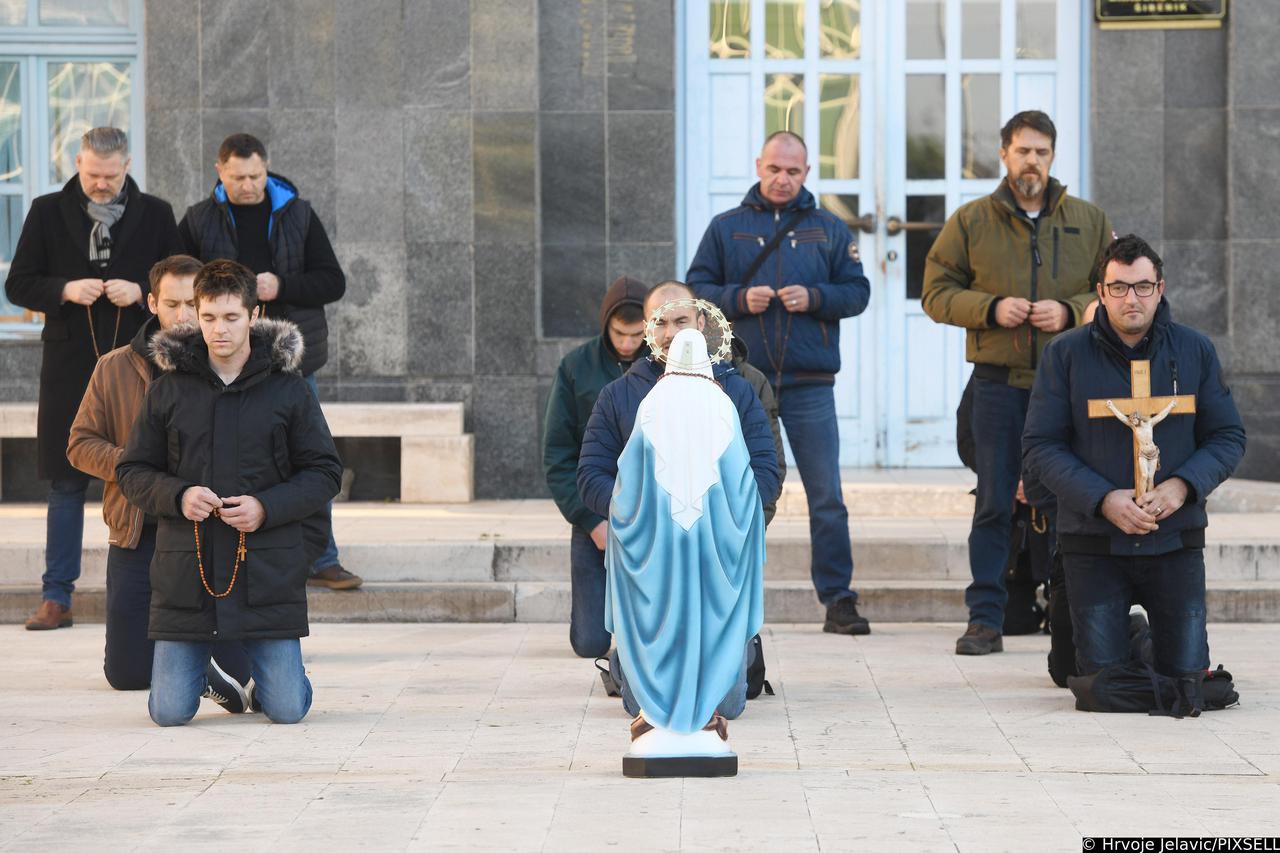 Šibenik: Muškarci na koljenima molili krunicu