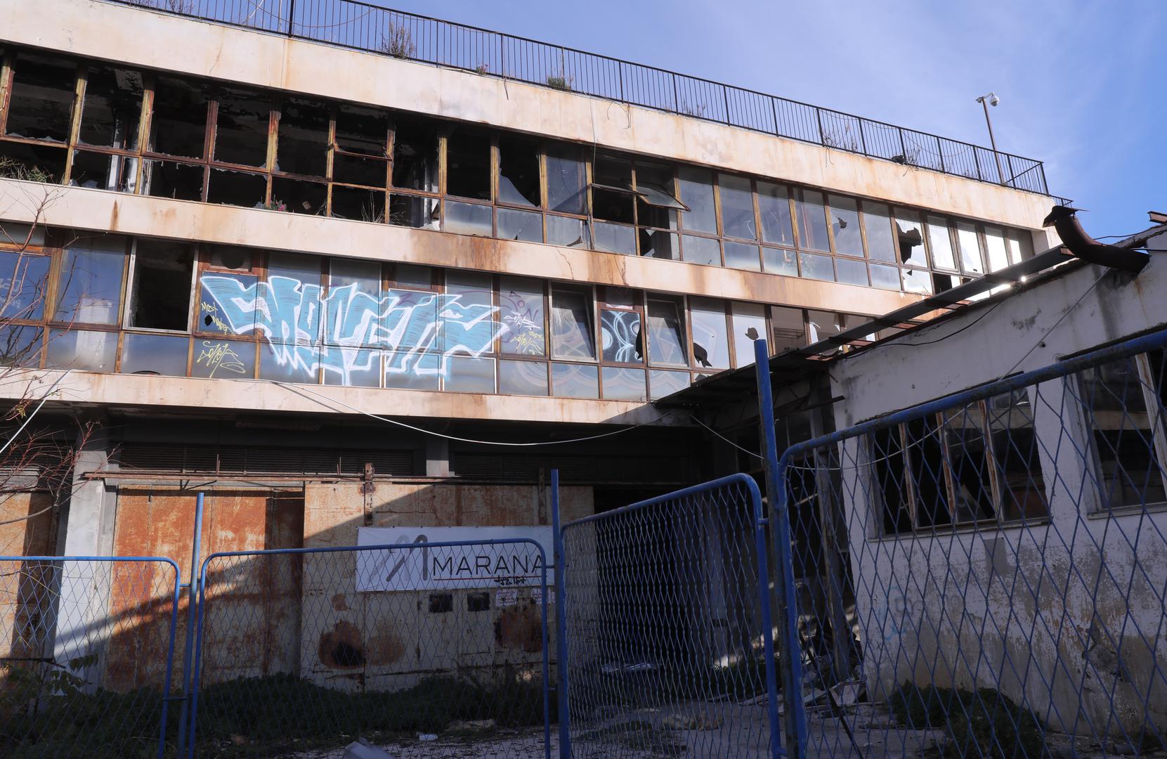 Zgrada se nalazi na Obali kneza Domagoja 15, na istočnoj rivi, a stručnjaci smatraju da je obnova skupa investicija. 