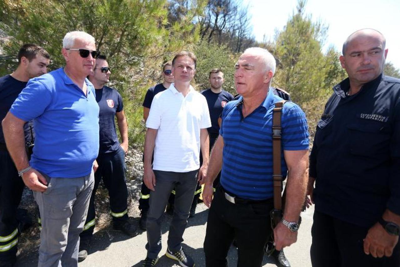 Premijer Andrej Plenković obišao je vatrogasce na požarišu iznad Podstrane