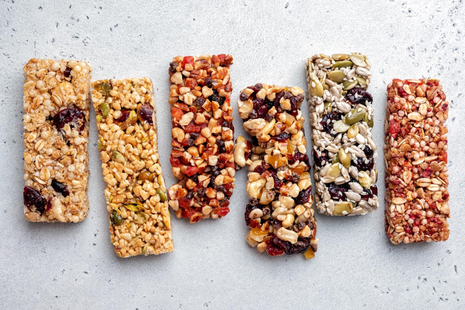 Energetske pločice i kuglice: Kupovne pločice zvuče zdravo, ali često su pune šećera i skupe za ono što nude. Domaća verzija može biti samo kombinacija zobenih pahuljica, datulja ili banana, malo maslaca od kikirikija i kakaa. Napravite veću količinu i držite u hladnjaku kao međuobrok koji će vas stvarno zasititi.