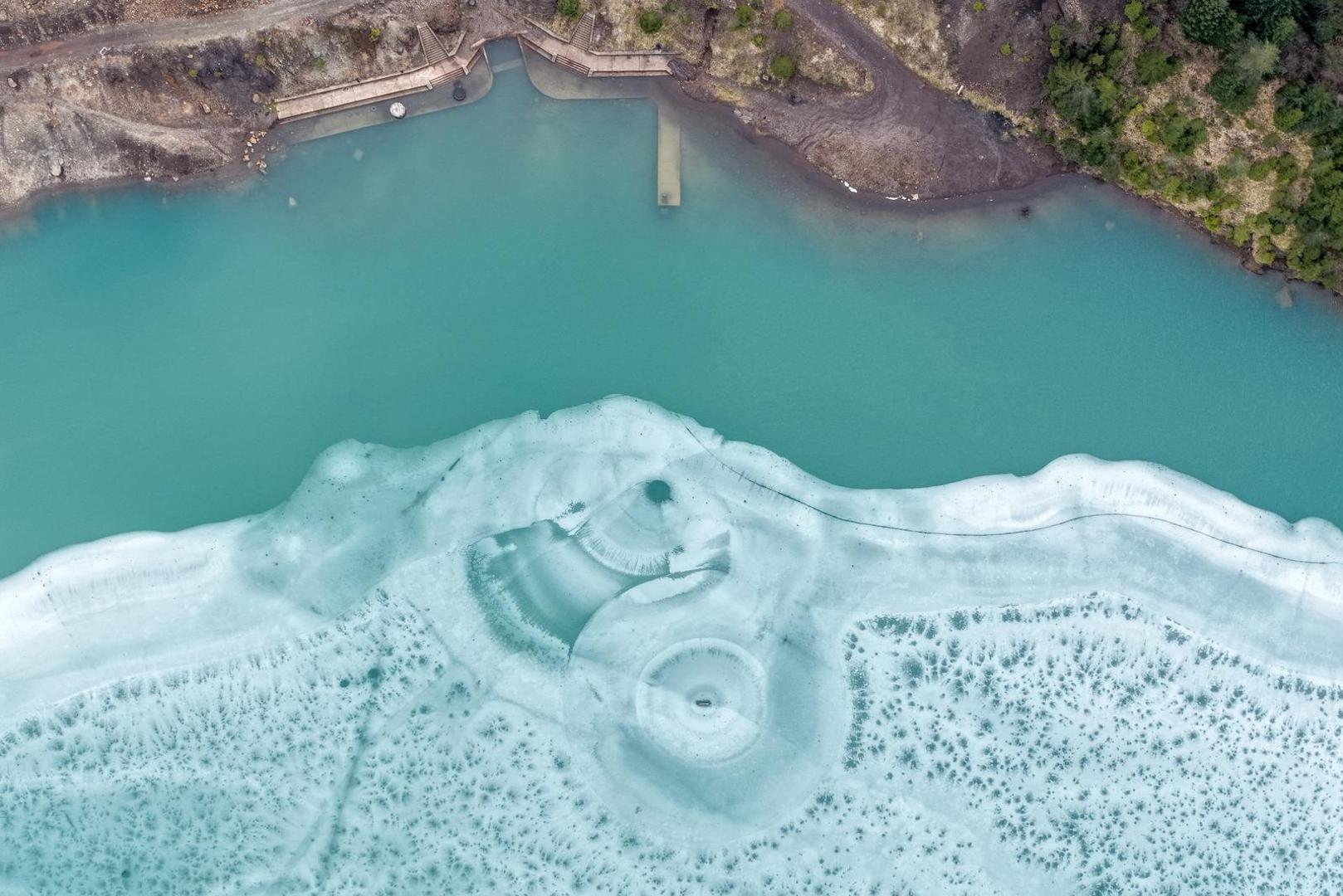 Voda u jezero dolazi iz obližnjih potoka i podzemnih voda. 

