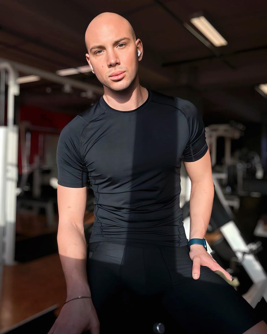  Slike su nastale nakon live emisije showa The Voice, a Alen je tada je imao crnu kosu i bradu. Danas ovaj pjevač i radijski voditelj puno drukčije izgleda. 