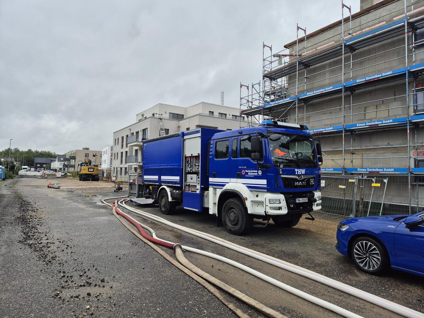 09 September 2025, North Rhine-Westphalia, Bedburg: A THW emergency vehicle at a scene. Heavy rain in the south-west of North Rhine-Westphalia this morning led to numerous police and fire department operations. Photo: Sascha Thelen/dpa Photo: Sascha Thelen/DPA