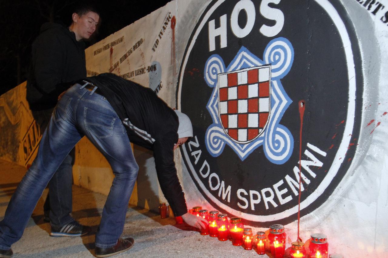 03.01.2015., Split - Udruga Urbana Desnica upalila je svijece ispred Murala u Vukovarskoj ulici zbog nezadovoljstva presudom u Den Haggu zbog tuzbe za genocid.  Photo: Tino Juric/PIXSELL