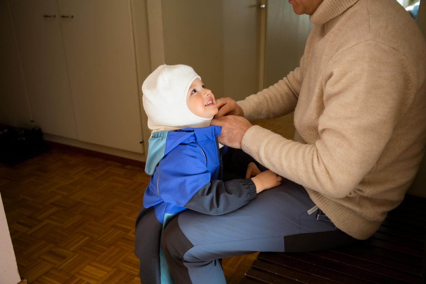 Odjenite se slojevito i ne podcjenjujte hladan vjetar: Problem ovakvih dana nije samo kiša nego i nagli pad temperature, zbog čega tijelo često teže podnosi boravak vani. Slojevita odjeća, nepropusna jakna, prikladna obuća i zaštita od vjetra mogu napraviti veliku razliku između obične neugode i ozbiljnog pothlađivanja ili prehlade. 