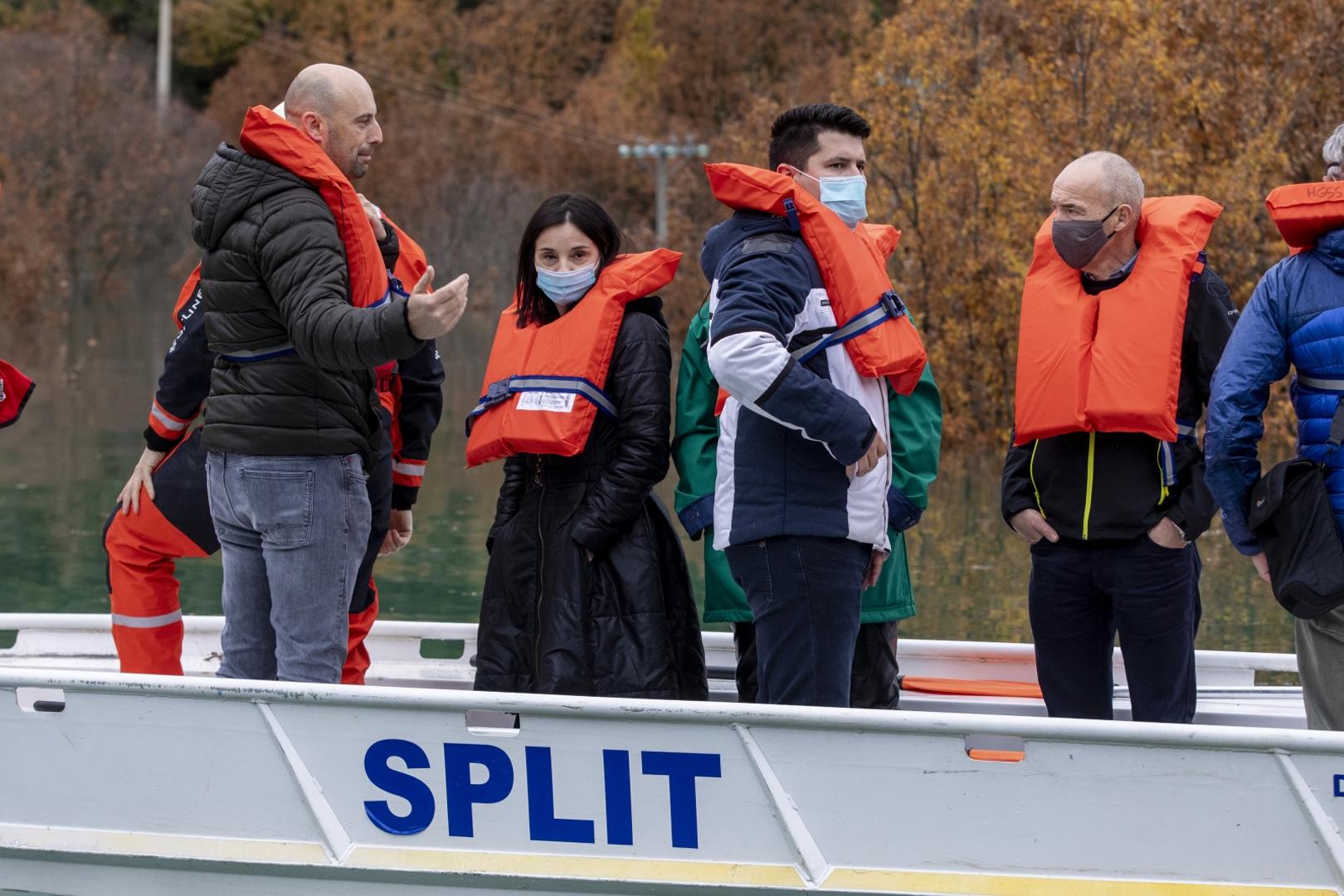 11.12.2020., Vrgorac, Kokorici - Ministrica poljopriverede posjetila je Kokorice, mjesto u kojem je poplava unistila brojne obiteljske kuce, a vodostaj i dalje raste. Nakon kratkih izjava, prosetala se mjestom i popricala s mjestanima. Na fotografiji Marija Vuckovic, Ante Pranic, Damir Krsticevic.Photo: Miroslav Lelas/PIXSELL