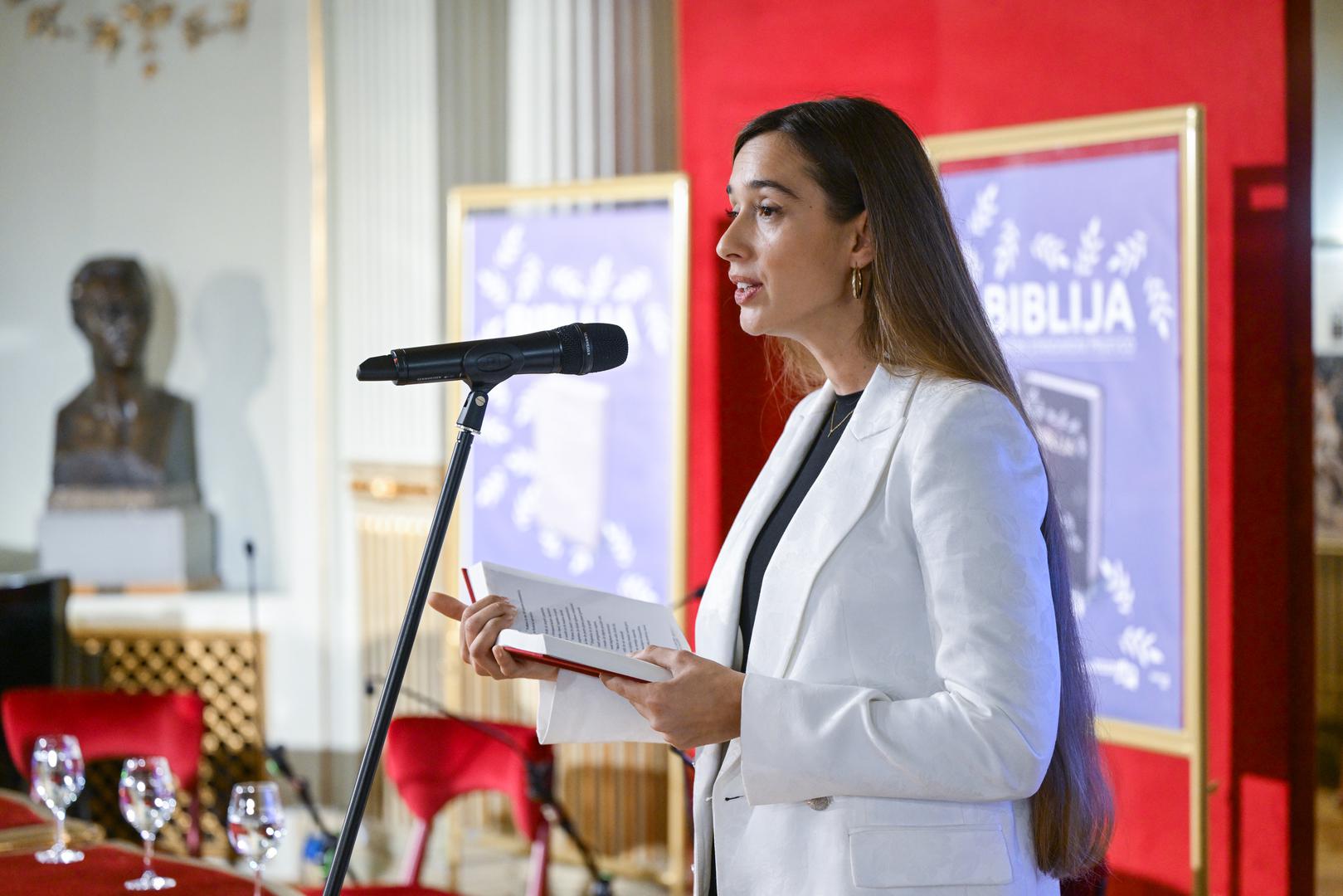 Glumica Luca Anić na promociji čitala je ulomke iz Biblije