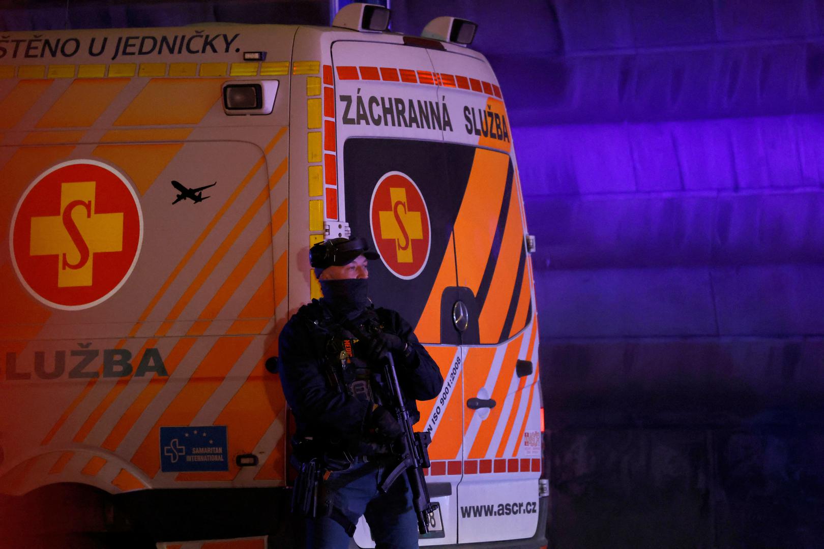 A police officer stands next to an ambulance parked near the area of the shooting at one of the buildings of Charles University in Prague, Czech Republic, December 21, 2023. REUTERS/David W Cerny Photo: DAVID W CERNY/REUTERS