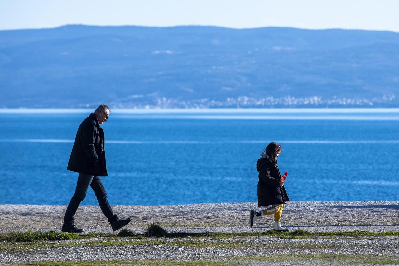 Split: Mlade obitelji i umirovljenici u šetnji plažom Žnjan