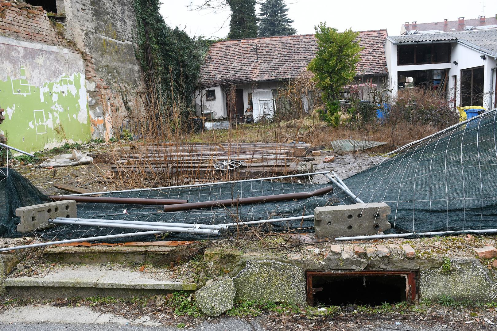Međutim, tragovi i dalje ostaju. Fotografije iz samog centra pokazuju kako je više kuća i dalje u derutnom stanju, a tragovi pucanja zidova još se mogu nazrijeti kroz fasade. Za neke gradilišta nisu niti otvorena, pa je i pitanje kada će biti obnovljena. 

