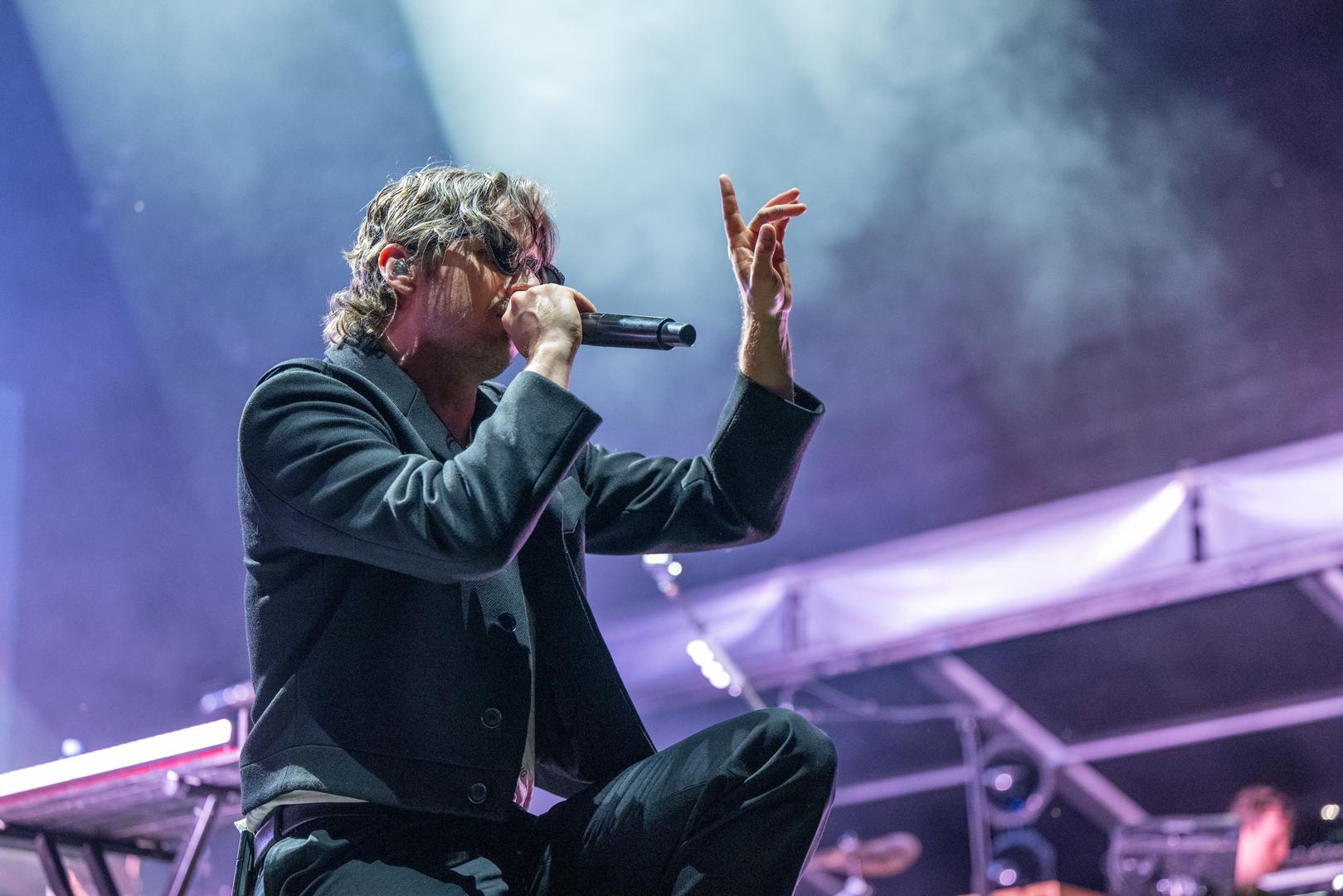 Na World Stageu, američki indie-pop bend Foster The People donio je val pozitivne energije i zaraznih hitova, među kojima su posebno odjeknule pjesme „Pumped Up Kicks” i „Sit Next to Me”. Njihov nastup bio je dinamičan, rasplesan i idealan uvod u završni spektakl večeri.