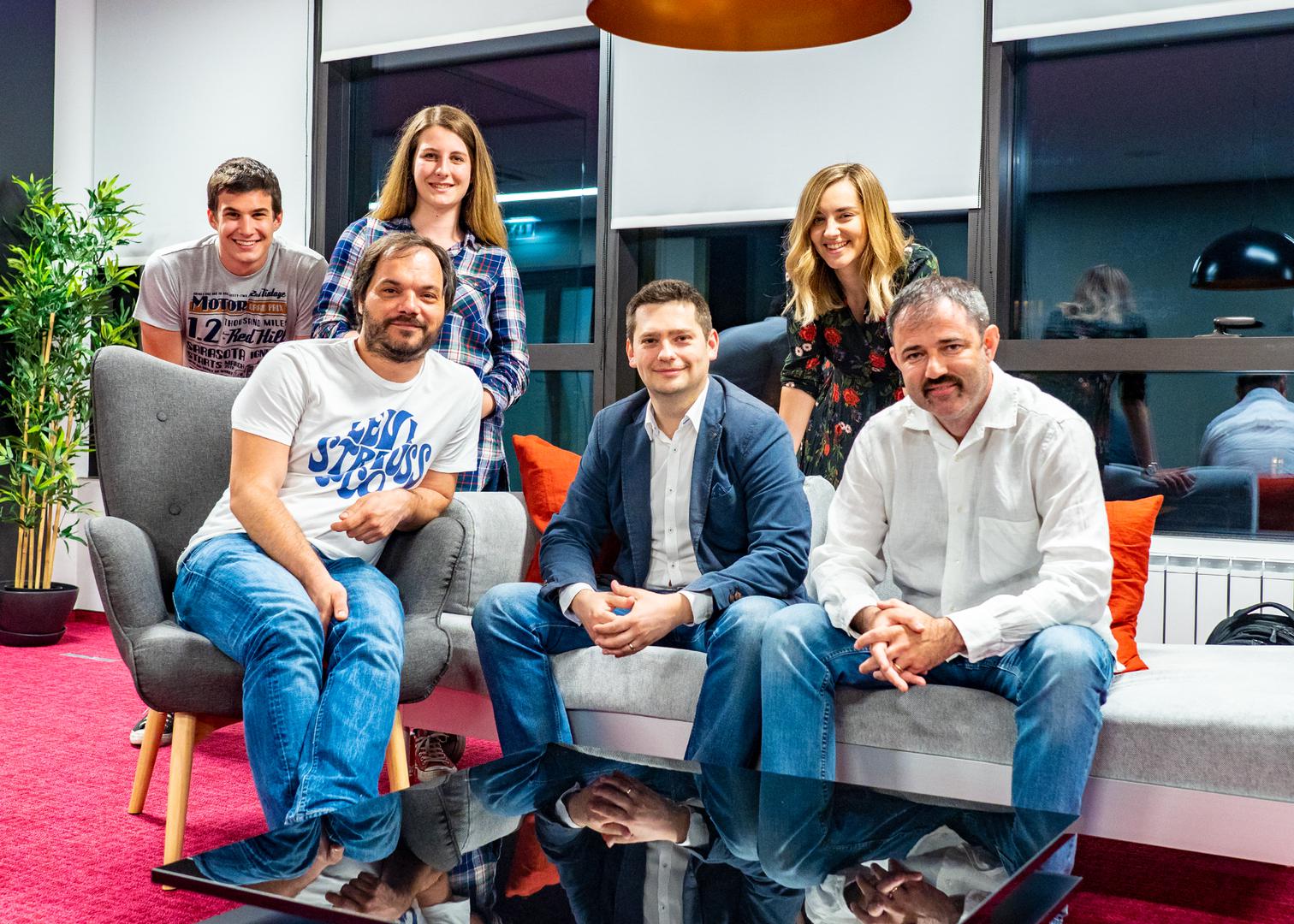Stoje studenti: Nikola Škarica, Ivana Grgurević, Helena Čop;  sjede: Vanja Šebek, Mario Fraculj, Tomislav Krištof, mentori i voditelji
