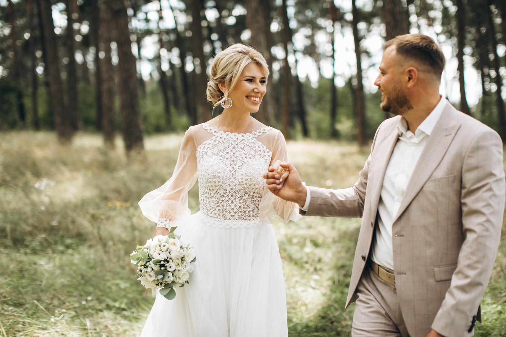 Kada je riječ o planiranju budućnosti, mnogi ljudi teže određenim životnim prekretnicama – onima koje društvo često stavlja na prvo mjesto, poput kupnje kuće, rođenja djece i vjenčanja. Brak se obično doživljava kao vrhunac odanosti, no ne žure svi ka oltaru, piše Parade. 