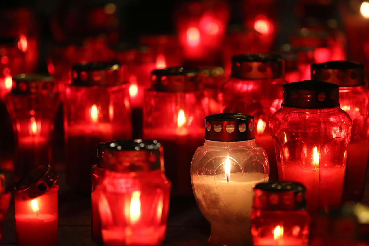 Knin: Gra?ani ispred spomenika Oluja '95 molitvom i paljenjem svije?a odali po?ast Gradu heroja