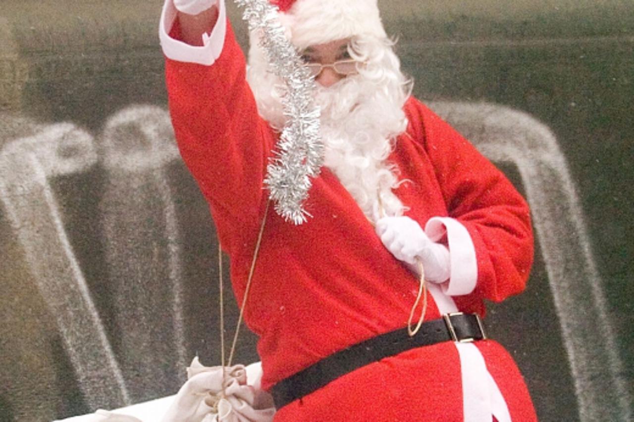 'za gradsku......29. 12. 2005. djed mraz kod miramarske snimio: zeljko hladika'