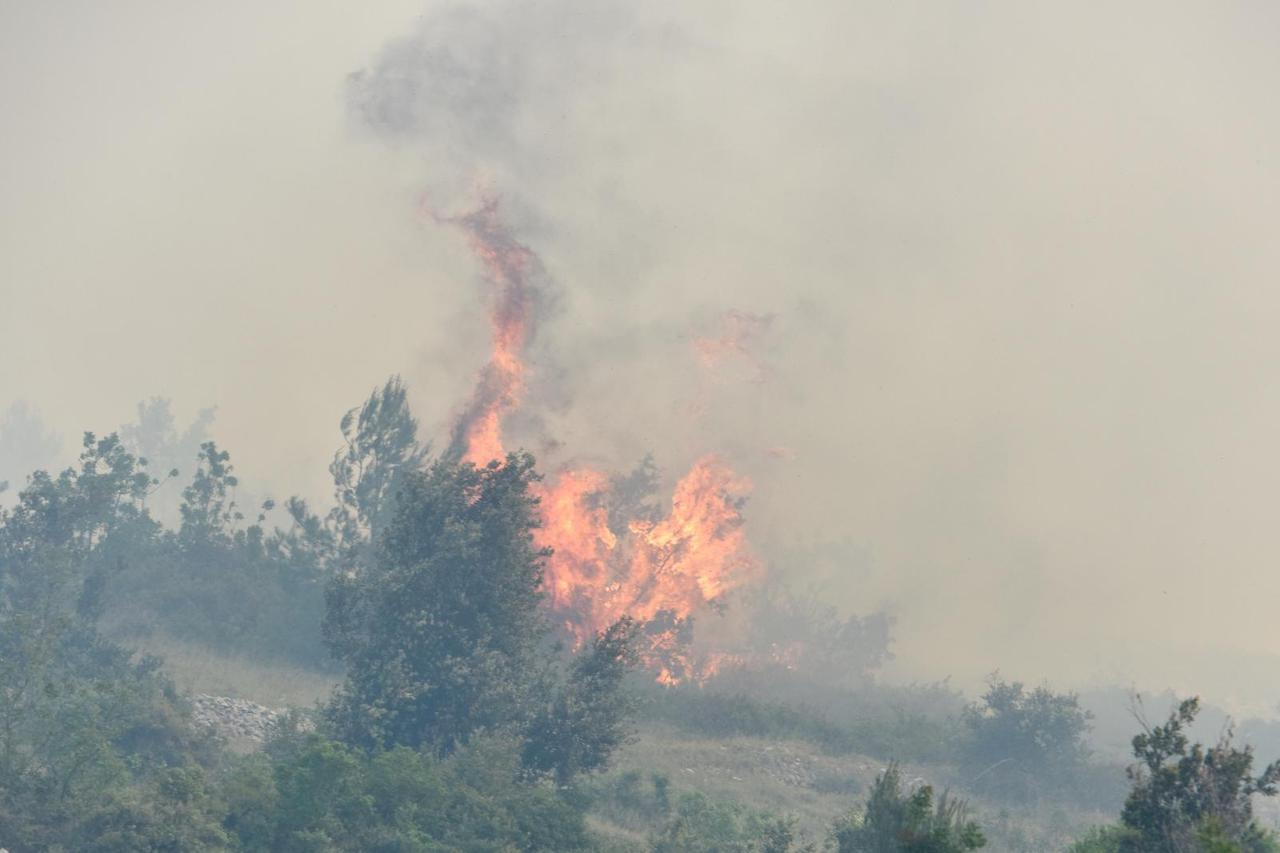 Šibenik: Požar na području Jadrtovca uz kopnene vatrogasne snage radi i jedan kanader