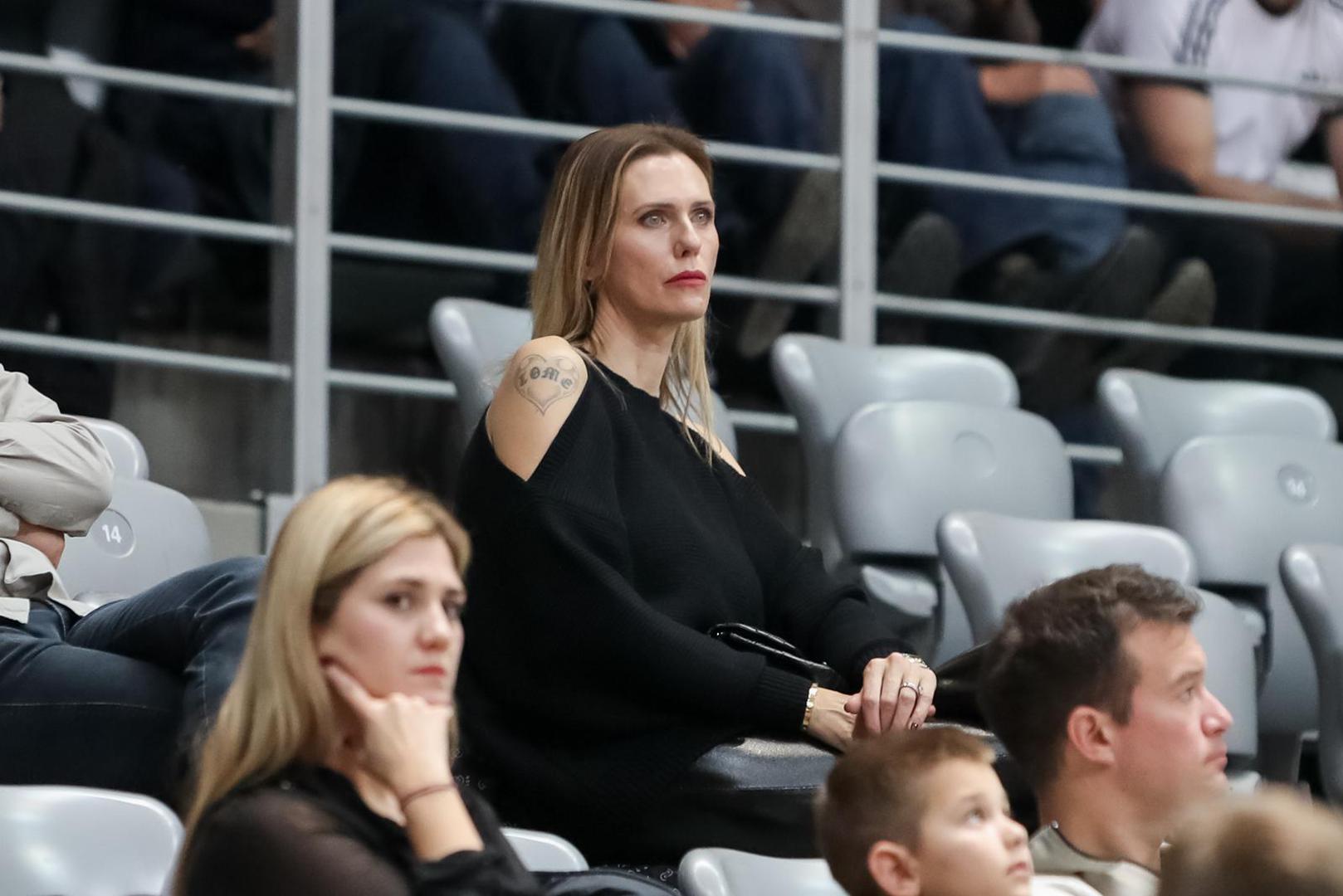 – Ja sam i danas mogla igrati vrhunsku odbojku, no u životu imate drugih prioriteta. Jednostavno je najbolje oprostiti se dok ste na vrhu, a ja sam tada bila najbolja odbojkašica svijeta. Majčinstvo s time nije imalo prevelike veze, jednostavno je najbolje oprostiti se dok ste na vrhu - rekla je jednom Barbara