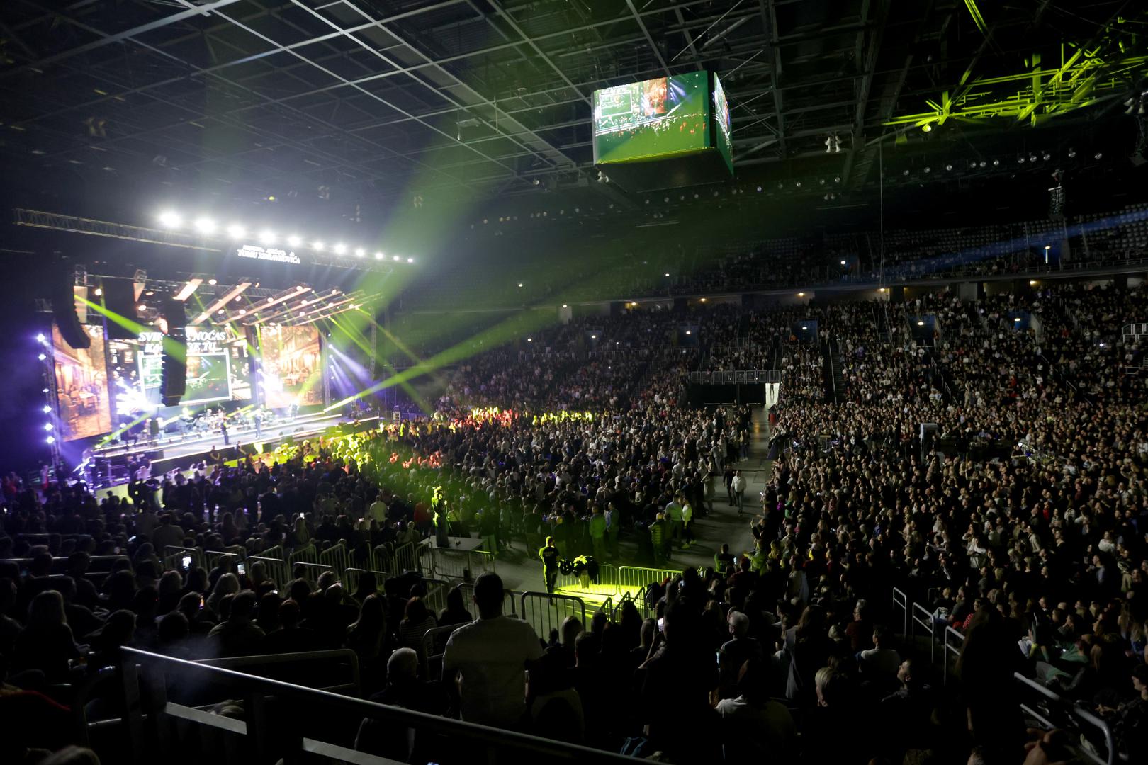 Pred punom dvoranom brojni izvođači uz pratnju orkestra pod ravnanjem Miše Mijatovića izveli su presjek njegovih najpoznatijih pjesama, obilježavajući 35. godišnjicu njegove smrti.
