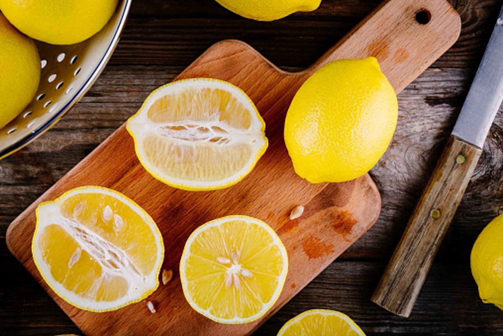 Limun se također može koristiti i za dezinficiranje drvenih daski za rezanje. Prvo se posipa sol, a potom se s polovicom limunom izriba daska.