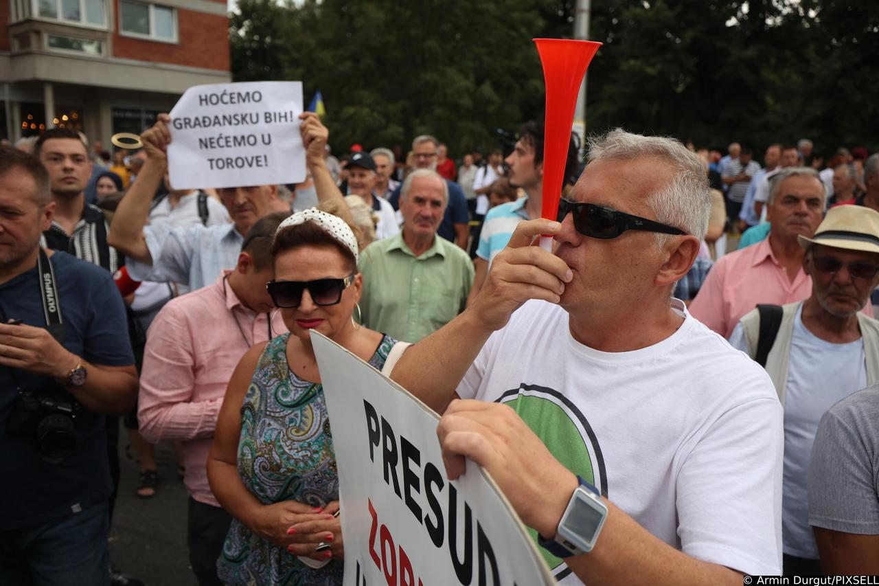 Novi prosvjed u Sarajevu, građani blokirali promet. Traje sastanak političara u OHR-u