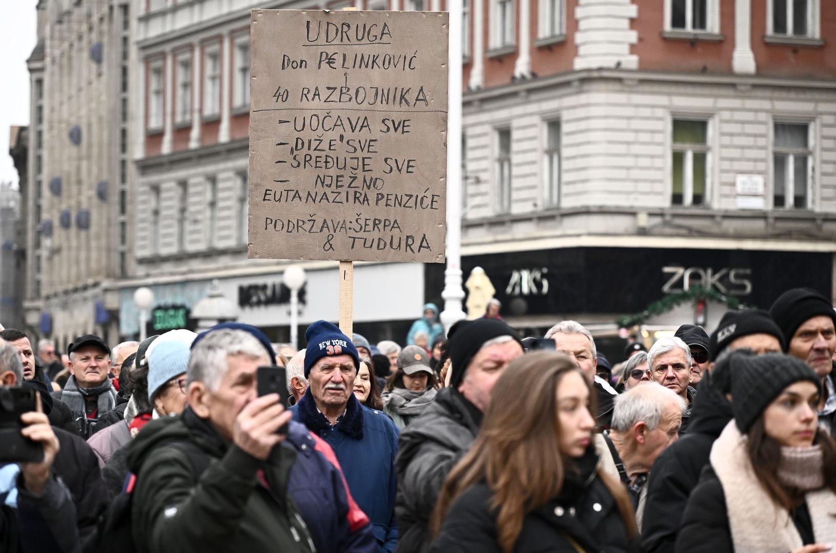 "Ono što se dogodilo s ministrom zdravstva Vilijem Berošem i nabavkom opreme po trostruko većoj cijeni od tržišne na uštrb zdravlja, posebno djece i starijih ljudi je 'crvena linija' iza koje više ne može biti pregovora, razgovora i dogovora s Vladom, izuzev o jednoj temi - a to je podnošenje ostavke odmah svih i raspisivanje prijevremenih parlamentarnih izbora", poručio je Špika na konferenciji za novinare uoči prosvjeda.