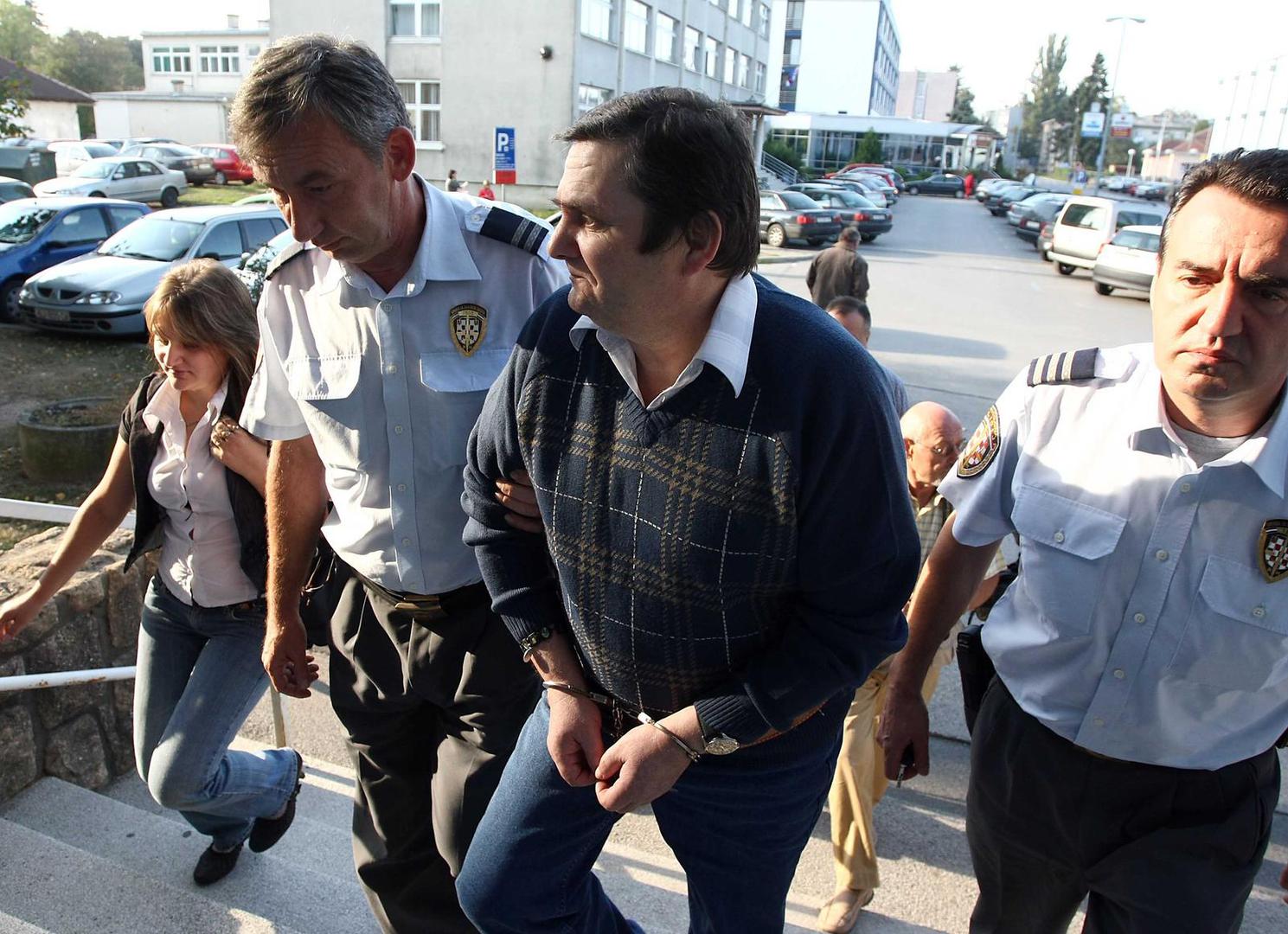Iz tog je ugovora Rošker doznao da zemljište, na kojem je prije nekoliko godina napravio klijet te je namjeravao zasaditi brajdu, zapravo nije njegovo vlasništvo, jer ga je njegova baka Kata još prije 23 godine darovala Đurđi Rošker.