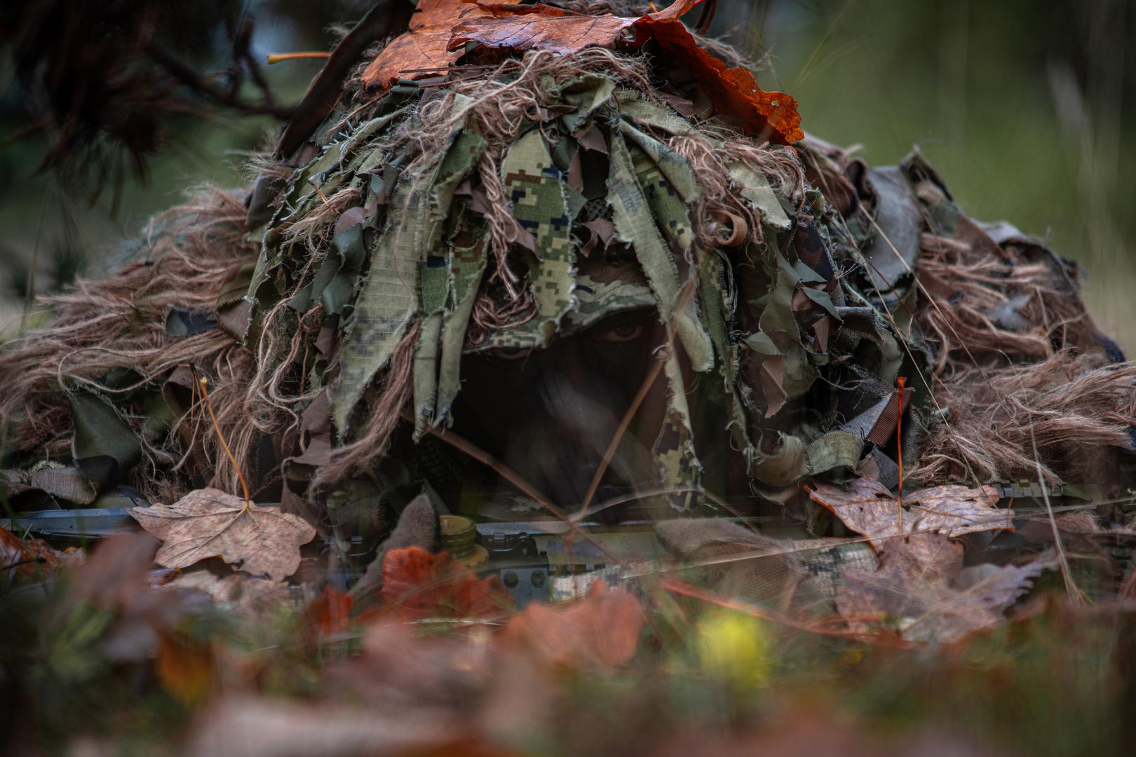 Ghillie je inače posebno odijelo koje snajperski i izviđački vojnici nose kako bi se potpuno stopili s okolišem i ostali neprimjetni tijekom djelovanja u prirodi.