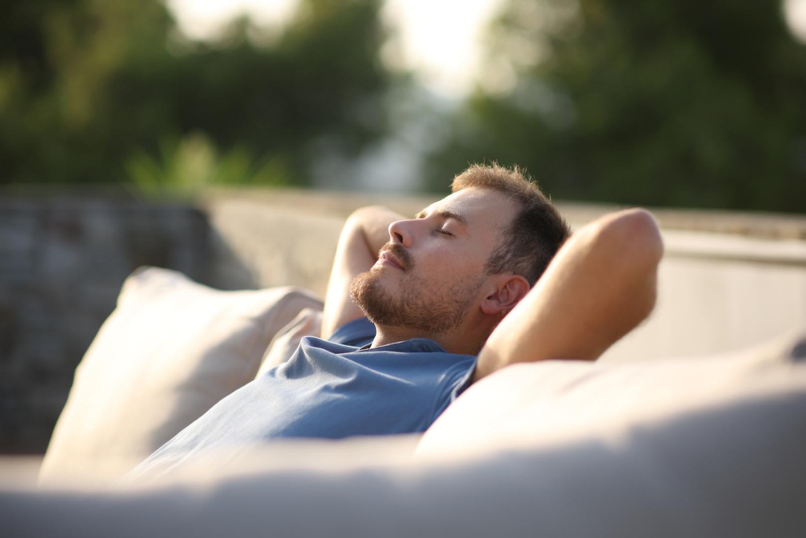 Bik: Bik nije impulzivan, ali kad jednom odluči, teško ga je pomaknuti, posebno ako vidi konkretan rezultat. Najjači je u navikama koje se grade kroz rutinu: zdravija prehrana, štednja, redovito kretanje, sve što traži stabilnost. Možda neće krenuti 1. siječnja u 7 ujutro, ali kad uhvati ritam, drži ga do cilja bez previše drame.