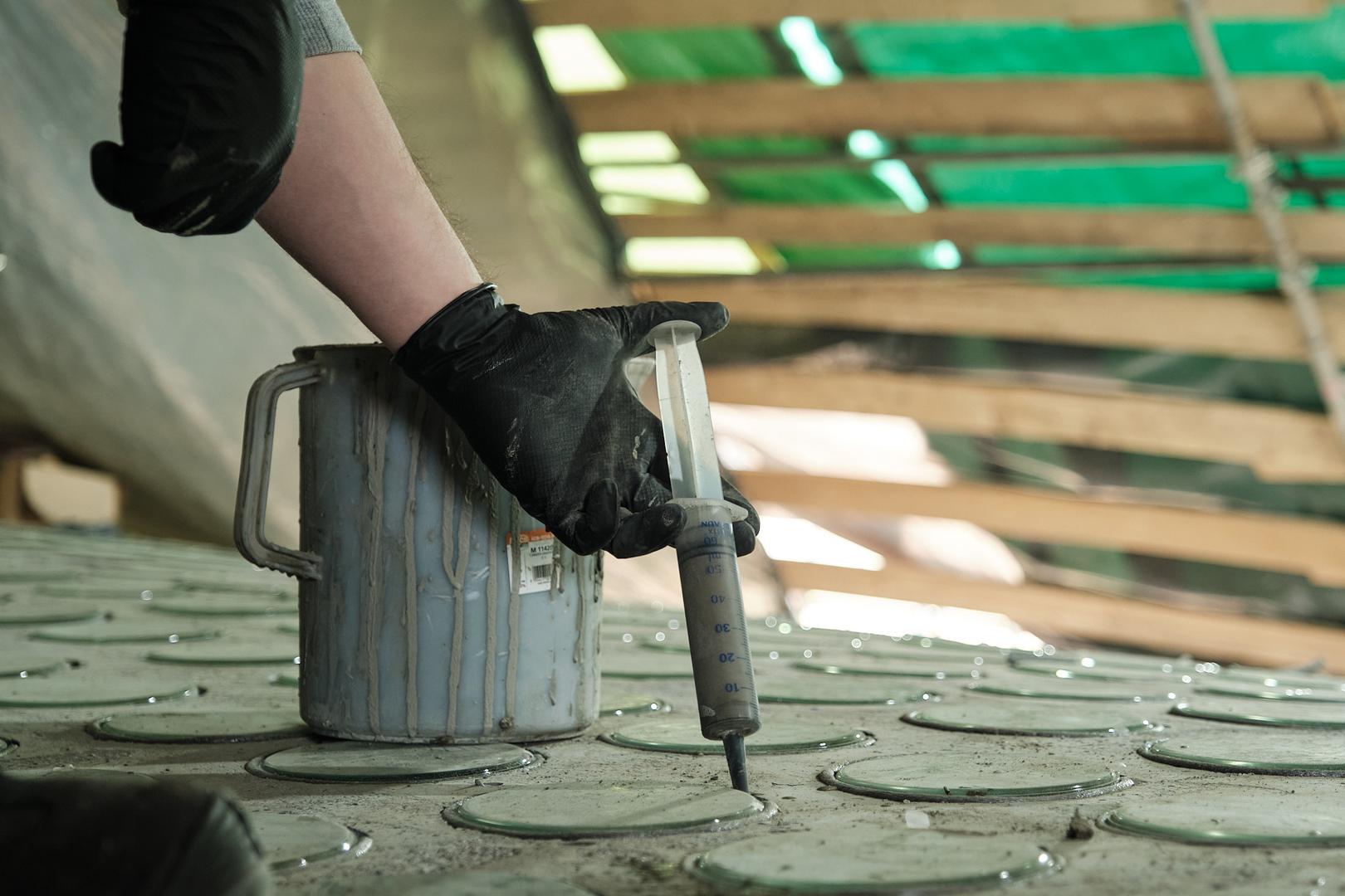 Ugradilo se šest vrsta različitih materijala, za učinak sprezanja beton-staklo i za učinak elestične vodonepropusnosti, nakon čega se cijela površina premazala s poliuretanskim vodonepropusnim premazima