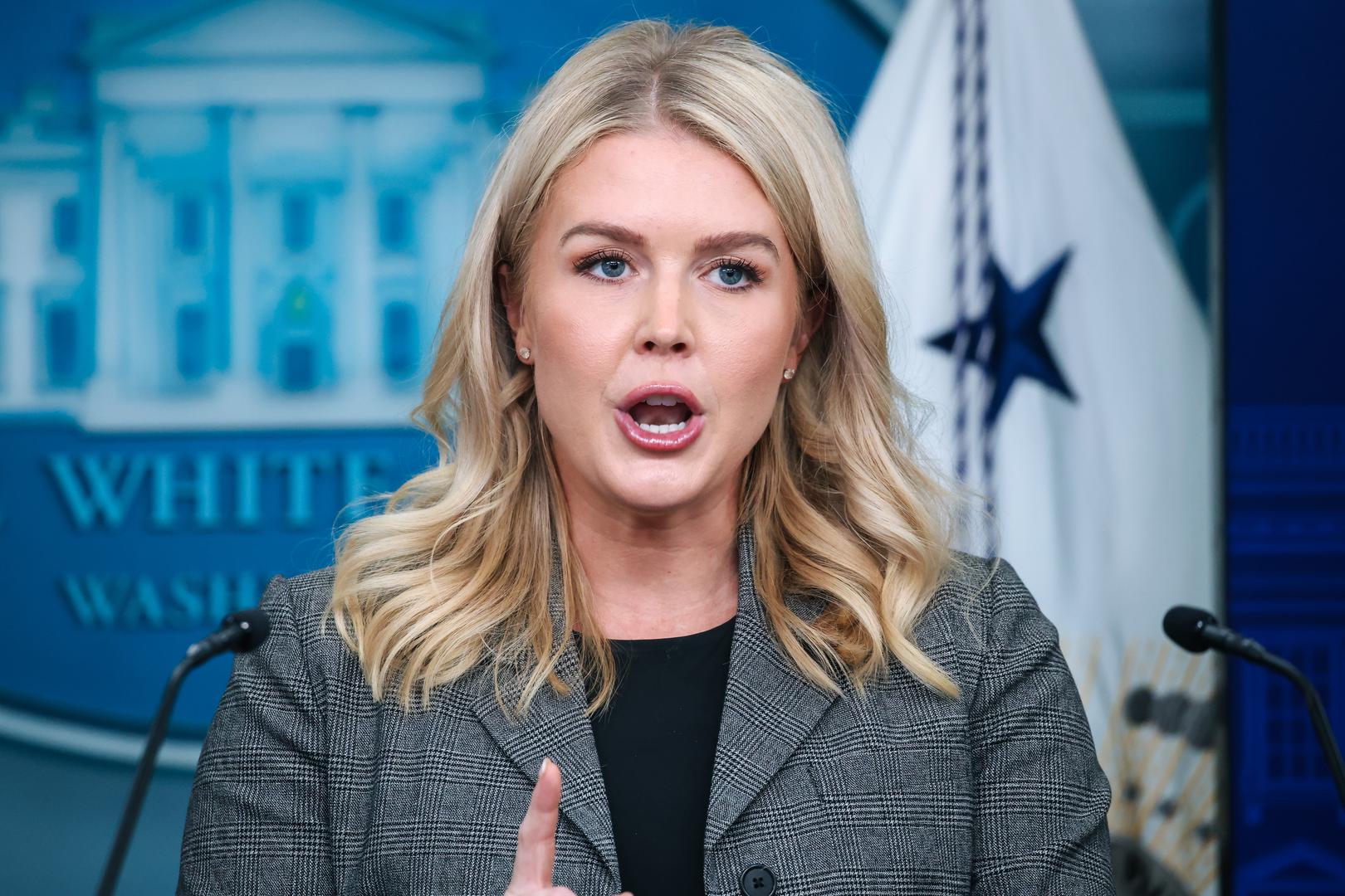 Američki predsjednik Donald Trump ponovno je izazvao kontroverziju svojim komentarima o izgledu glasnogovornice Bijele kuće Karoline Leavitt tijekom leta Air Force One u ponedjeljak navečer. Trump je novinarima davao izjave nakon posjeta Izraelu i Egiptu, gdje je potpisao svoj mirovni sporazum sa svjetskim liderima. Dok je razgovarao o turskom predsjedniku Recepu Tayyipu Erdoganu, naglo je promijenio temu i upitao o Leavitt: "Kako je Karoline? Ide li sve dobro?" , "Trebala bi Karoline biti zamijenjena?" Kada mu je novinar odgovorio da je to odluka predsjednika, Trump je dodao: "To se nikad neće dogoditi. To lice… i te usne… Kreću se kao mitraljez, zar ne?"